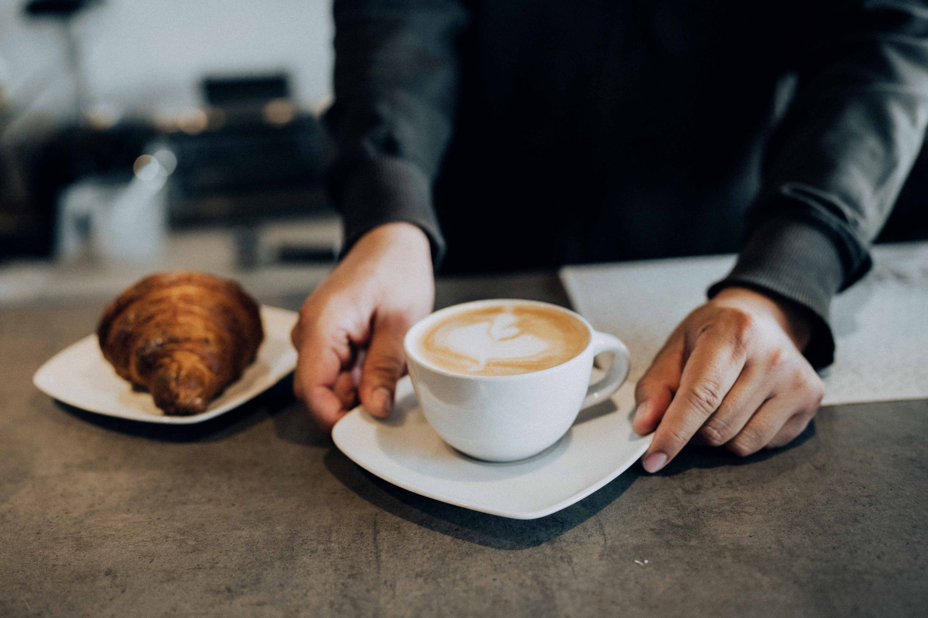 Desayuno completo con café y tostadas en Cafetería El Sol