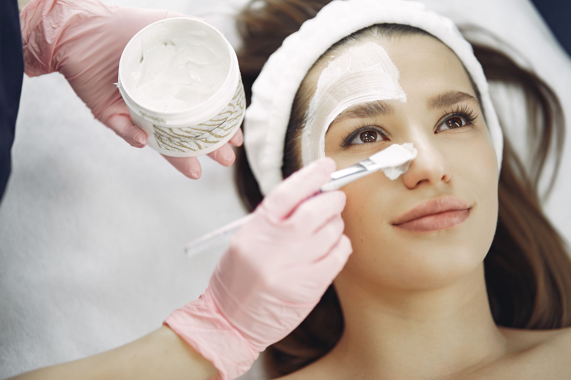 Centro de estética con camillas y equipos de tratamiento facial
