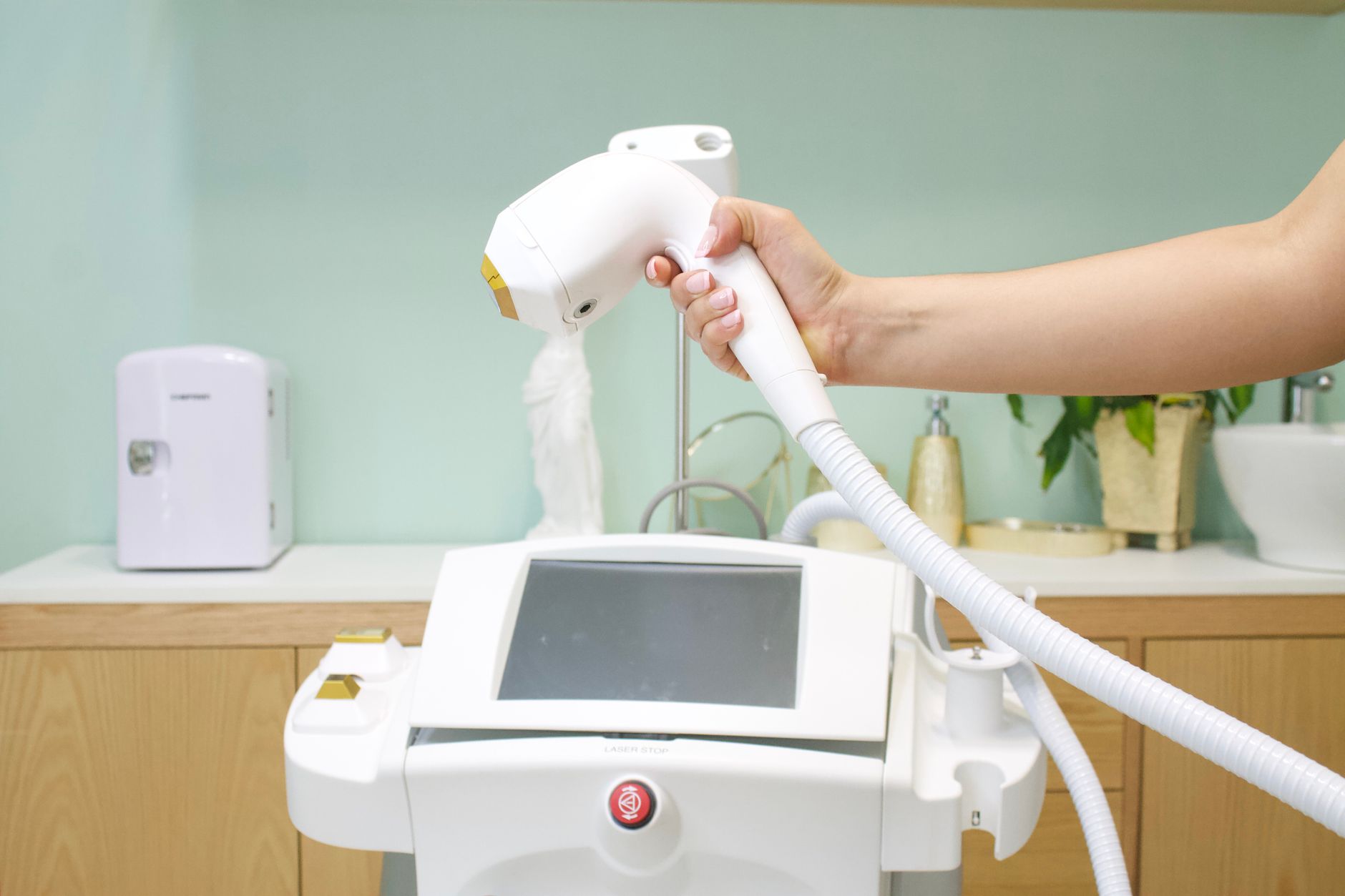 Equipos de depilación láser y radiofrecuencia en centro de estética