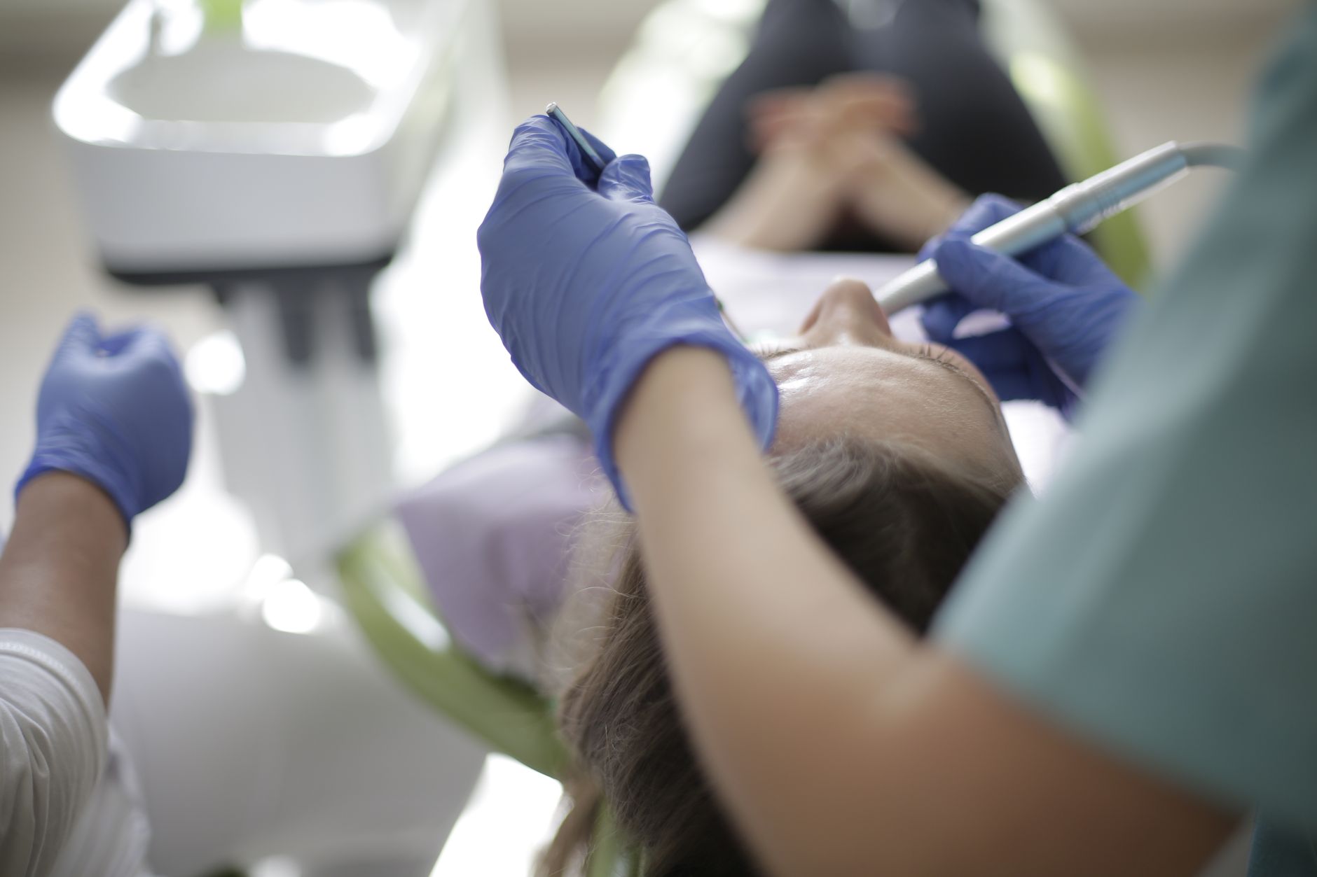 Dentista realizando revisión dental a paciente en clínica odontológica