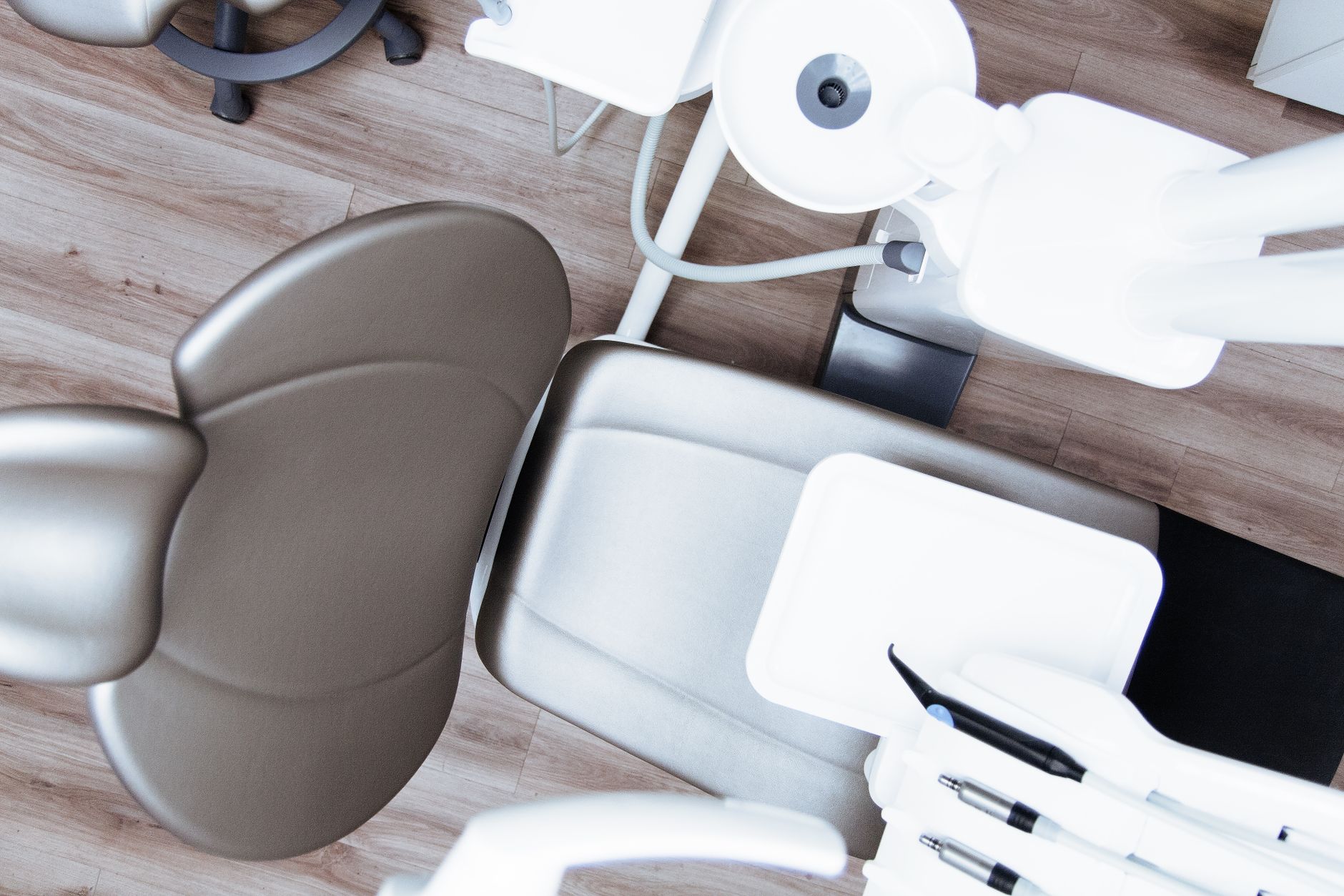 Sala de espera moderna de clínica dental con decoración profesional
