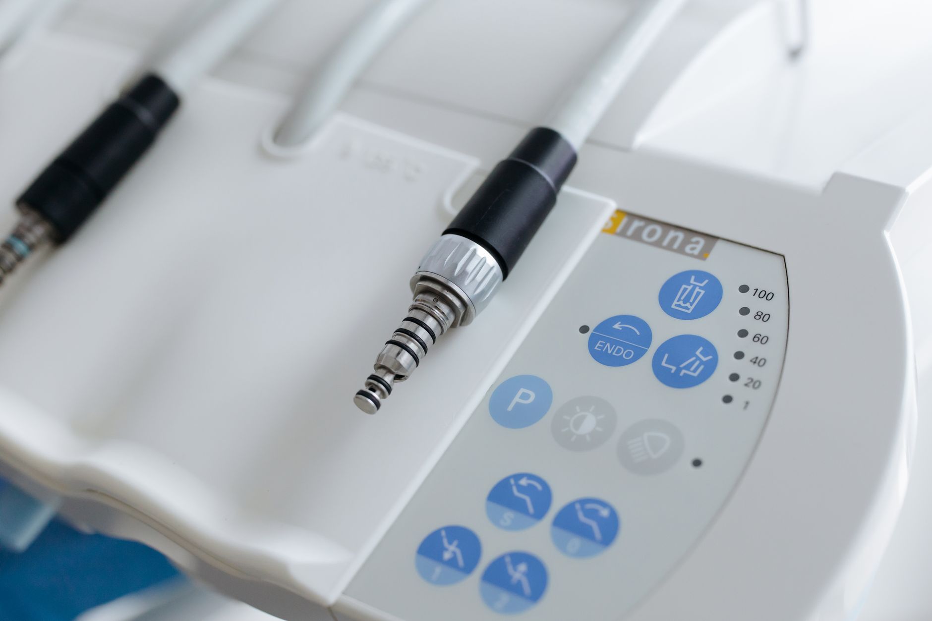 Instrumental dental y equipos de odontología en consulta médica