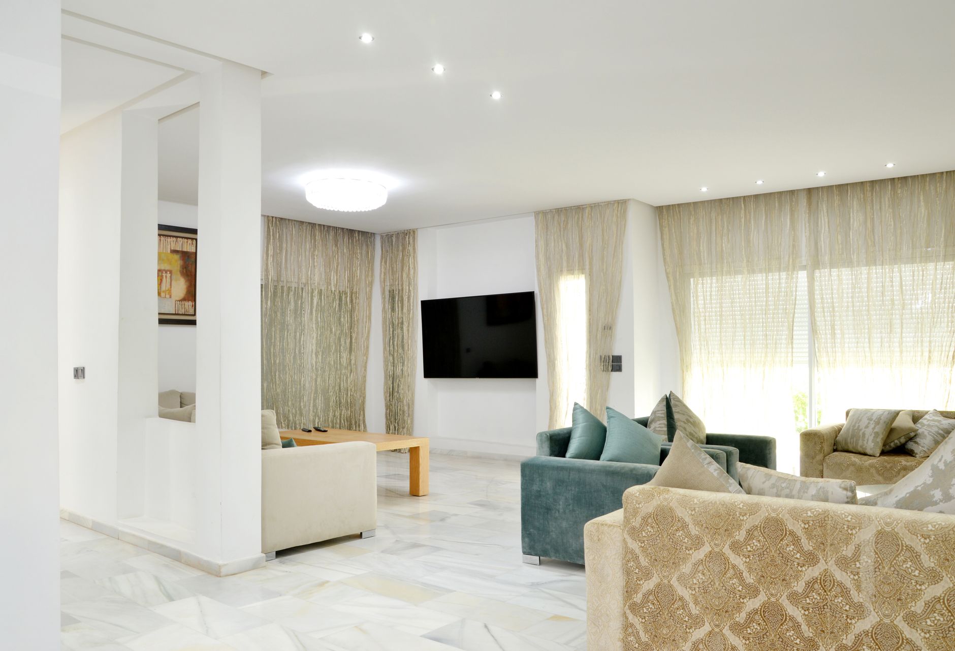 Sal&oacute;n decorado con estilo moderno y muebles de dise&ntilde;o