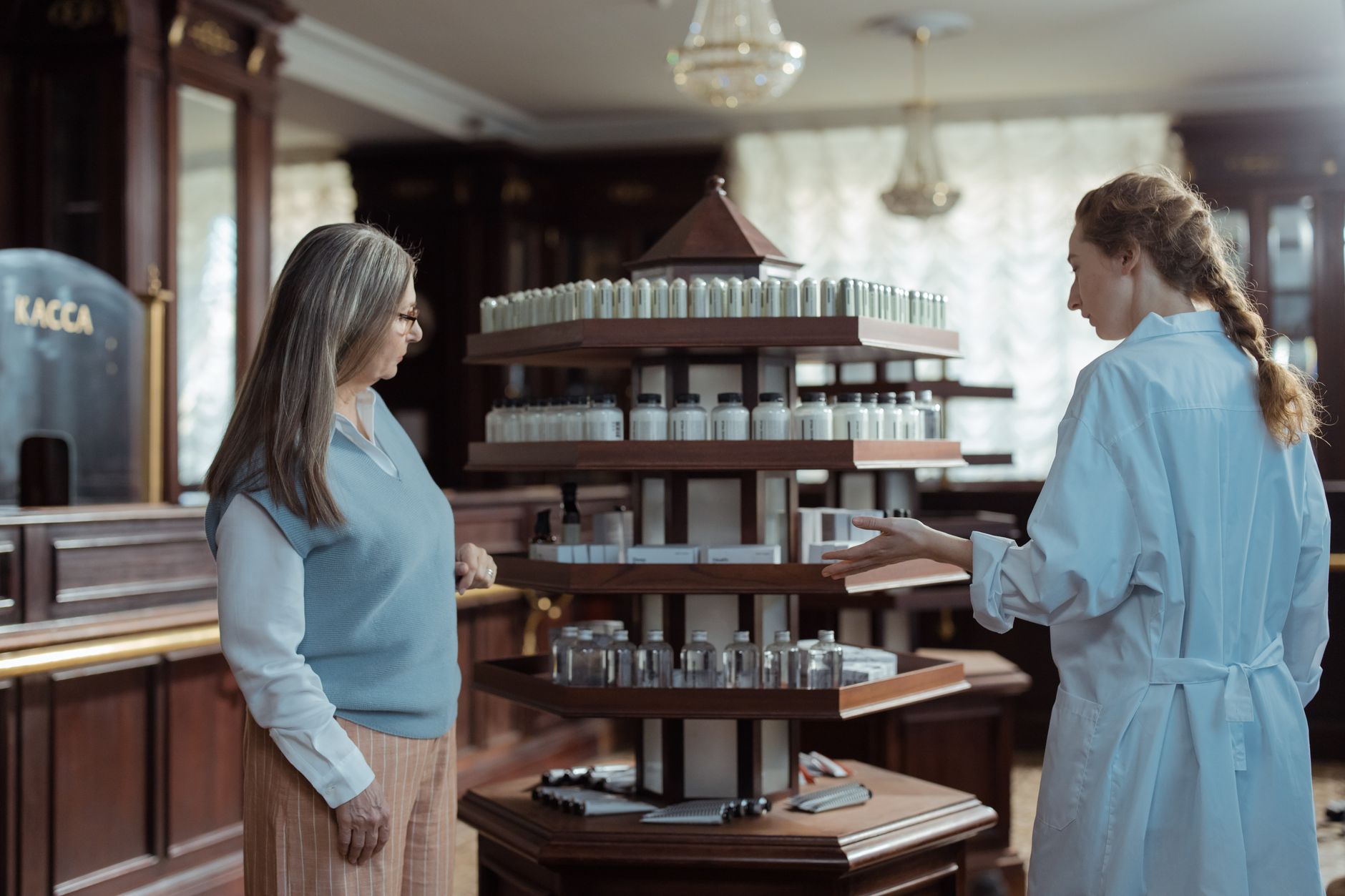Interior de farmacia con medicamentos y parafarmacia en San Vicente