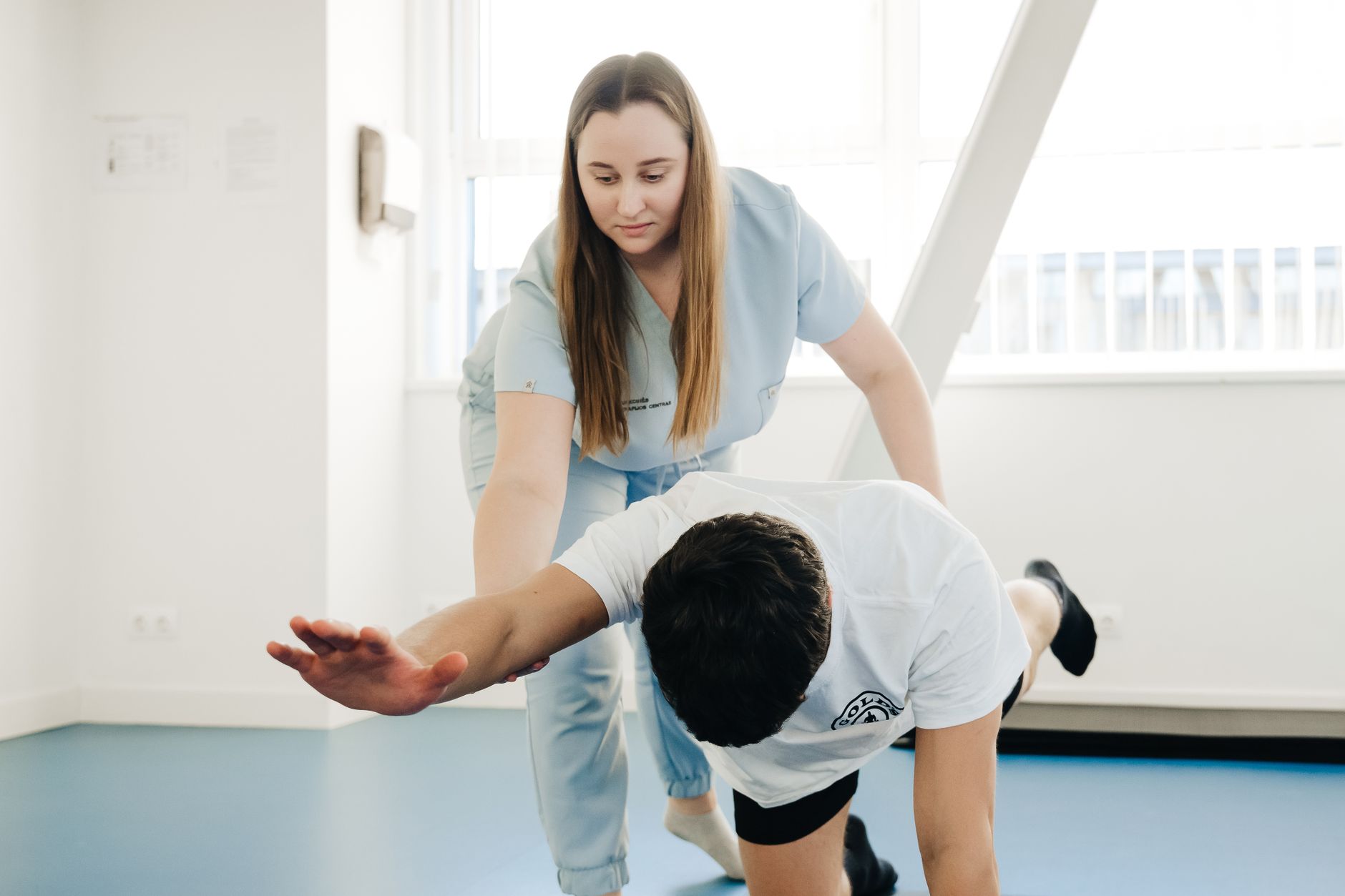 Fisioterapeuta aplicando técnica manual en San Vicente del Raspeig