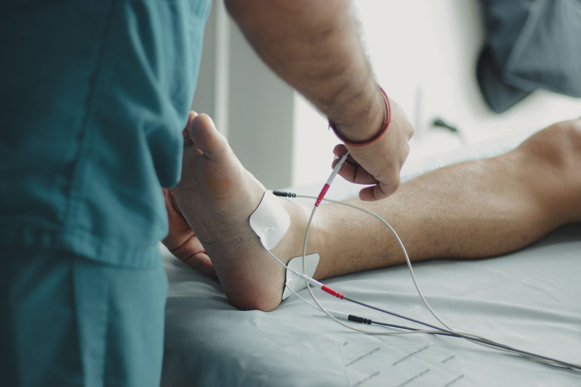 Tratamiento de rehabilitación con equipos de electroterapia