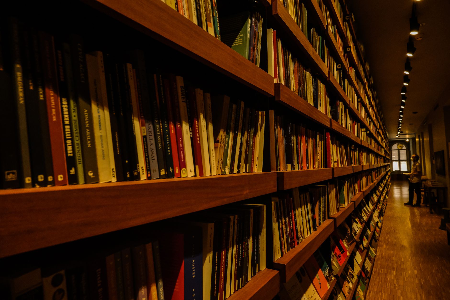 Librería con estanterías de libros y material escolar