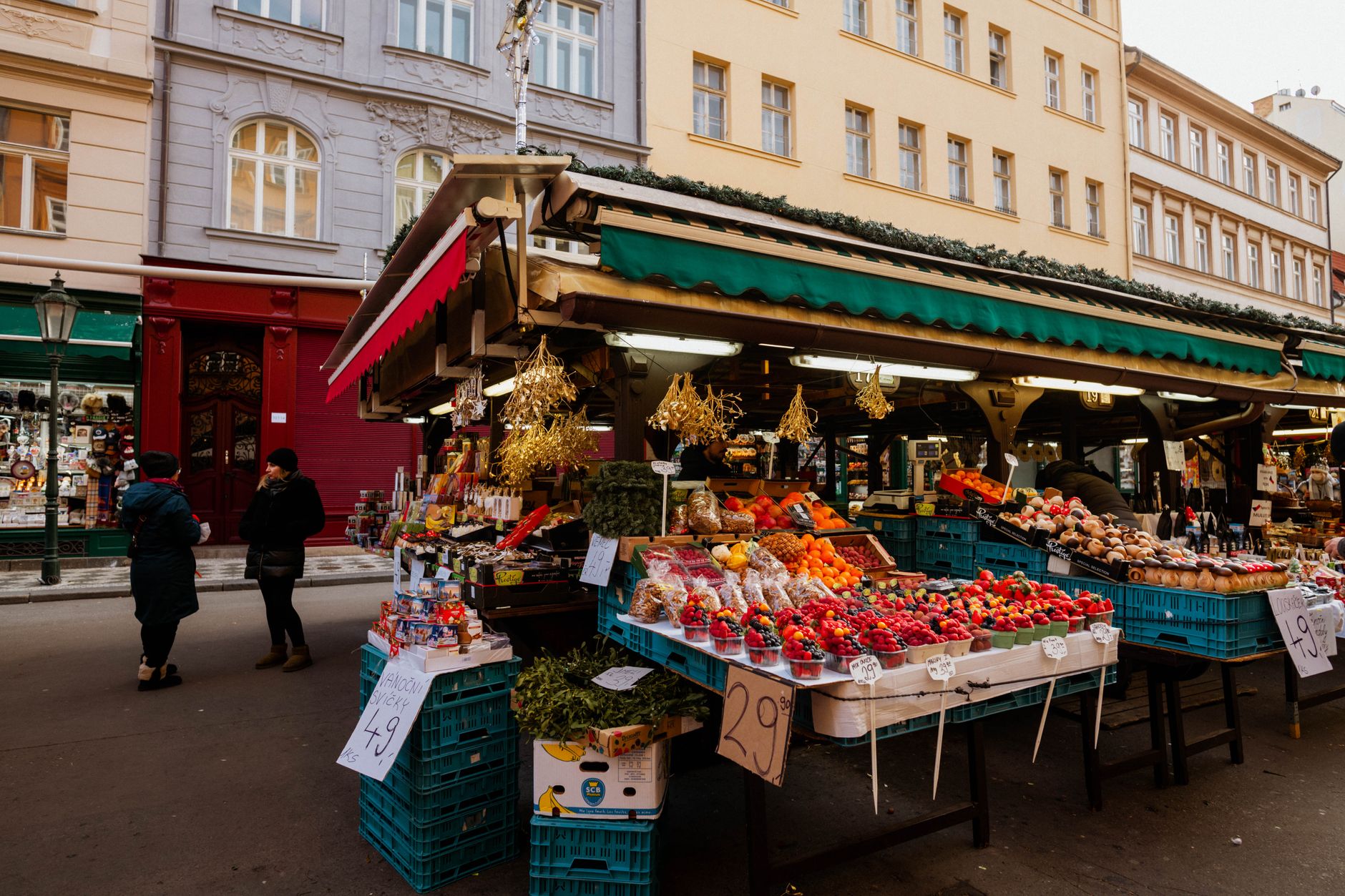 Puestos de frutas y verduras frescas de temporada en mercado municipal