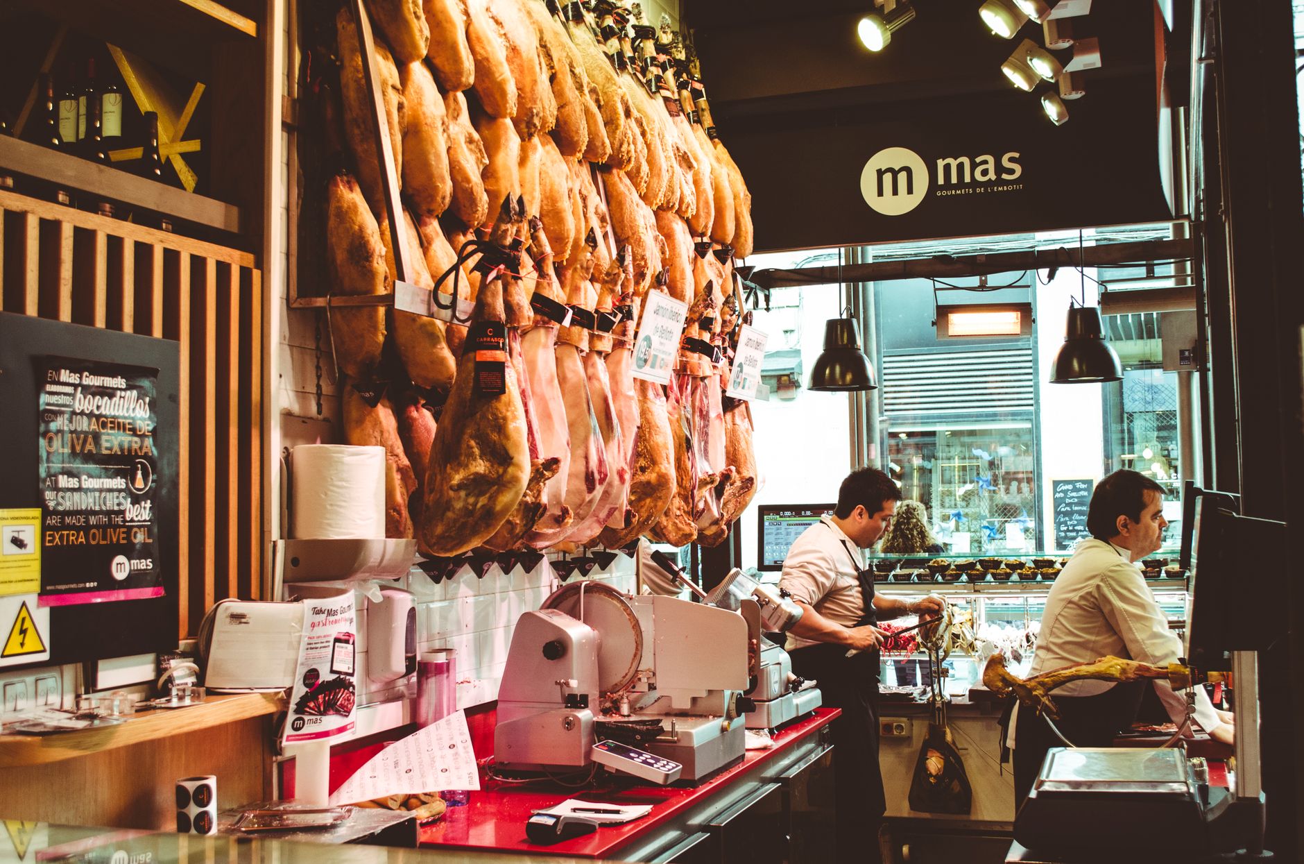 Carnicería tradicional con productos cárnicos frescos en mercado de abastos