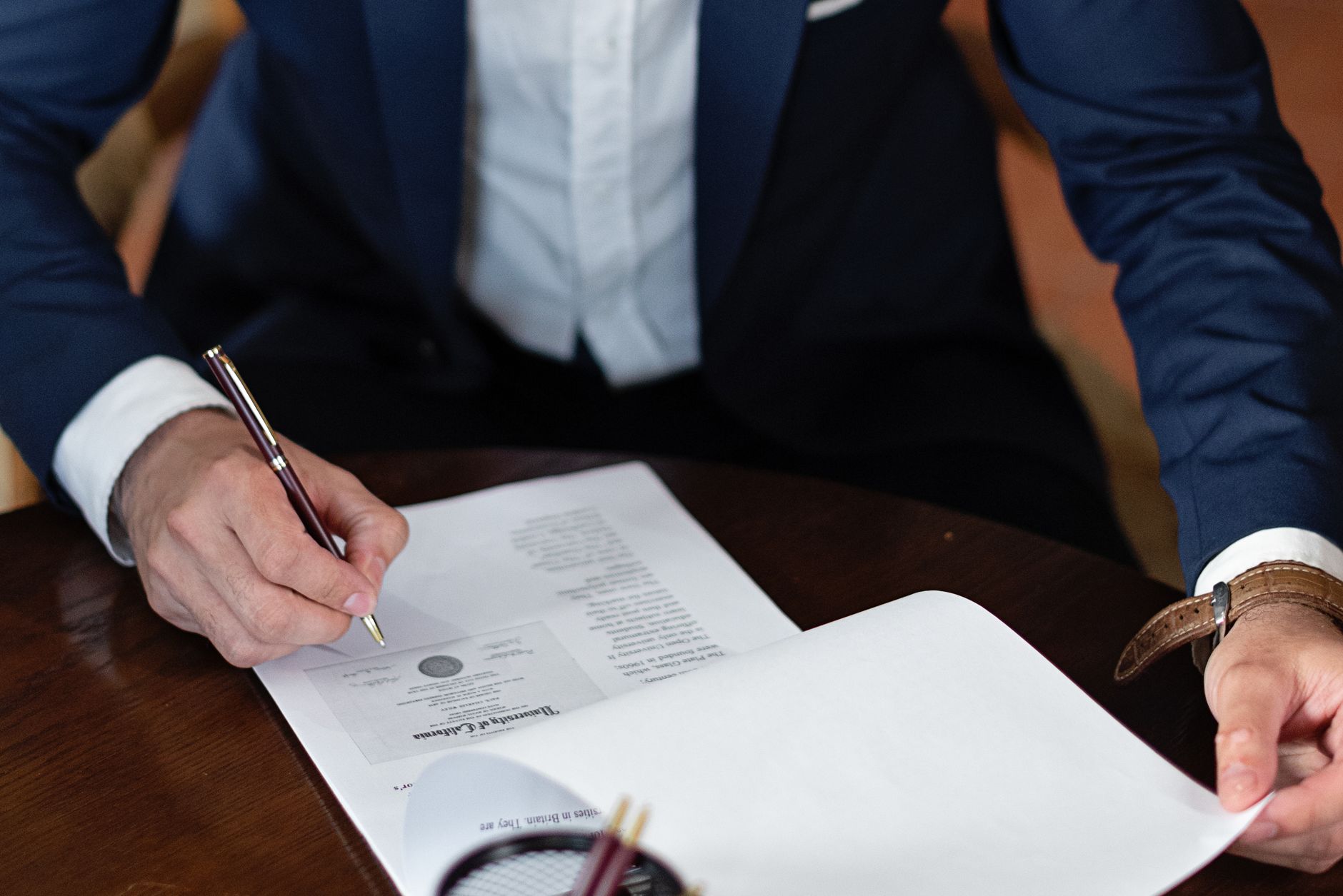 Abogado firmando escritura pública en despacho notarial