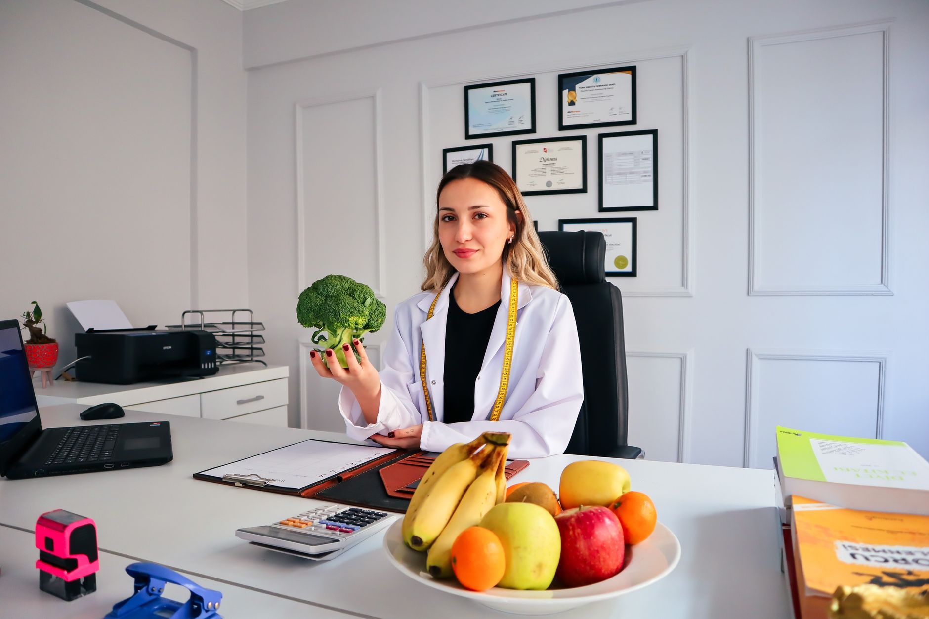 Nutricionista en consulta con plan de alimentaci&oacute;n saludable