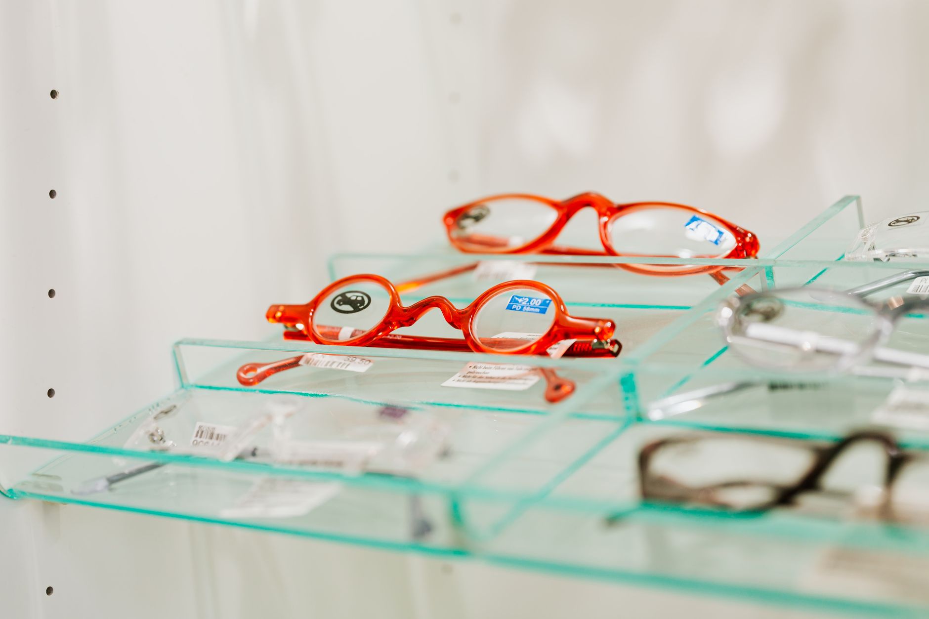 Expositor de monturas de gafas de marca en óptica de San Vicente del Raspeig