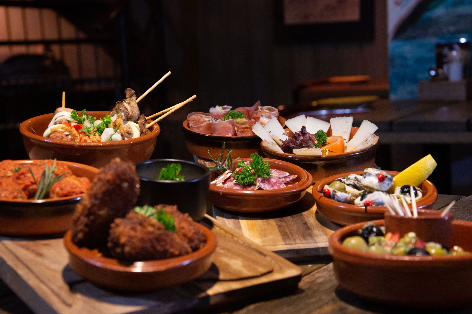 Plato de carne a la brasa estilo tradicional español en restaurante asador