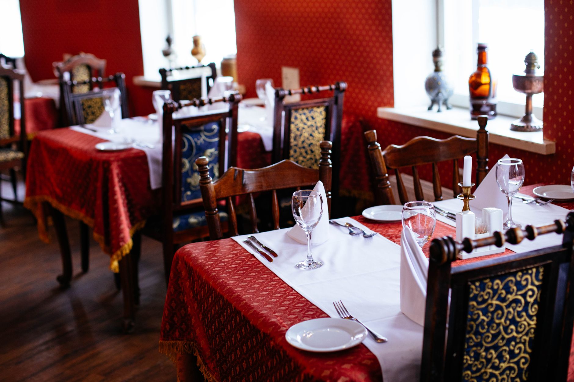 Interior acogedor de restaurante familiar tradicional en San Vicente del Raspeig