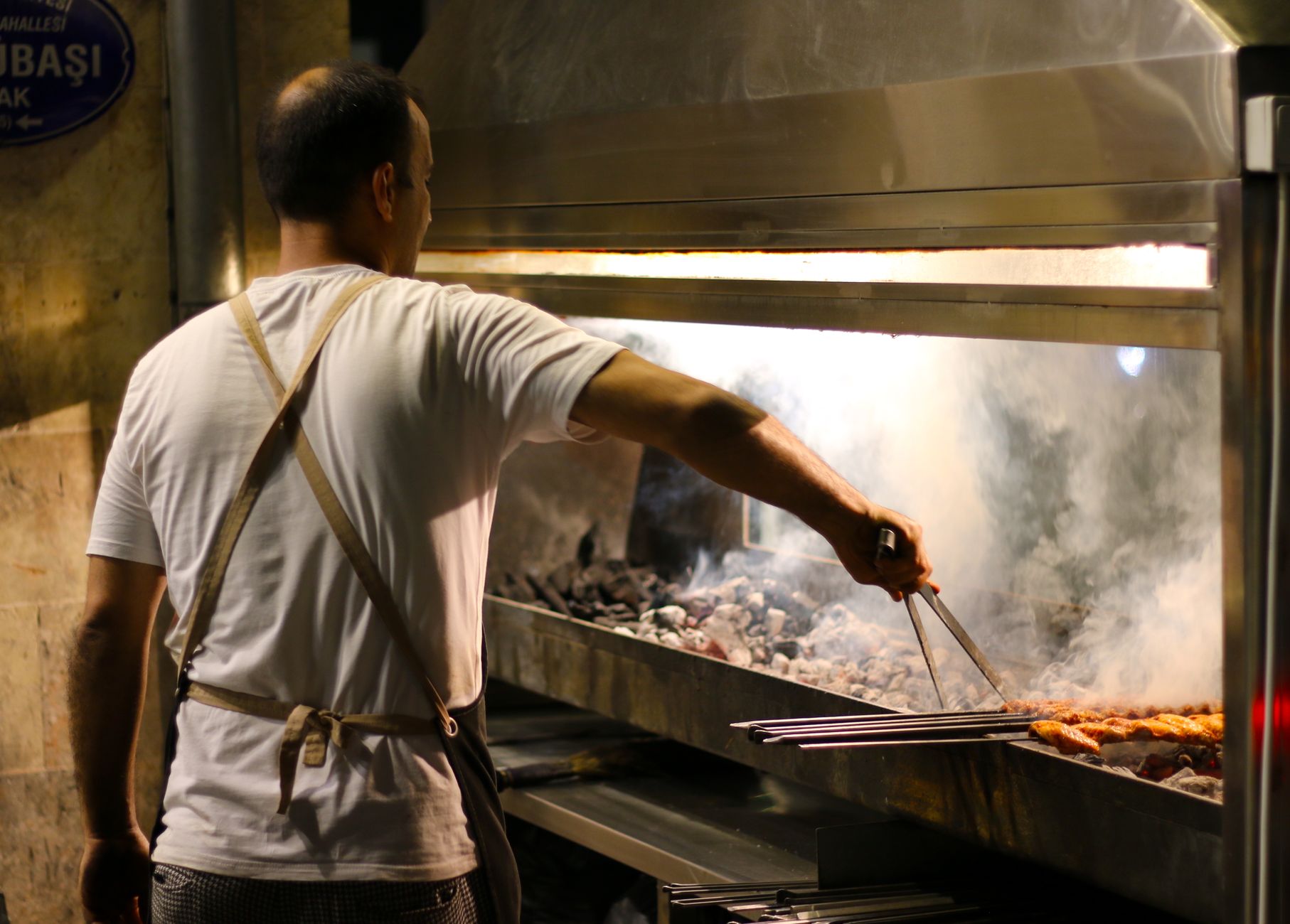 Parrilla de carbón con carnes asadas a la brasa en restaurante