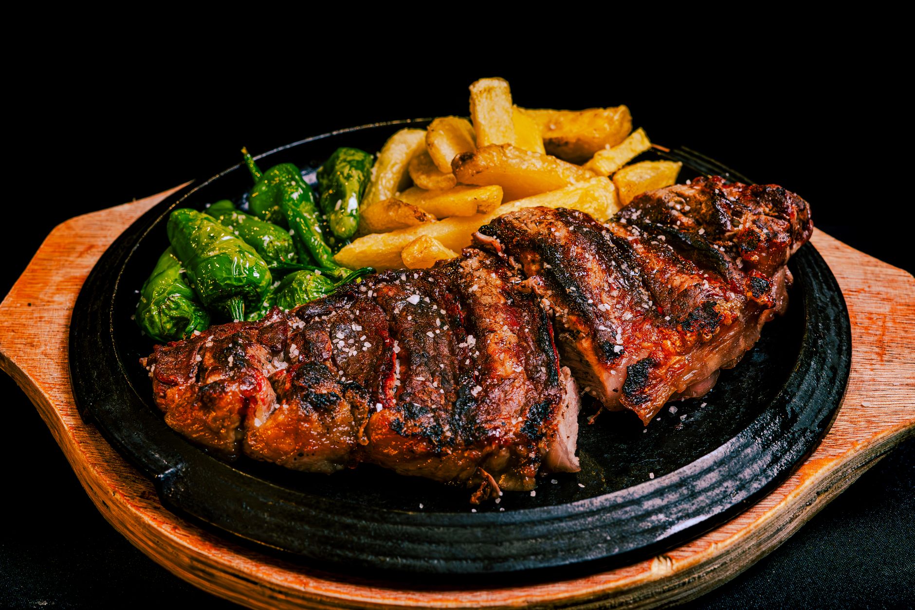 Plato de chuletón a la brasa con guarnición en restaurante San Vicente