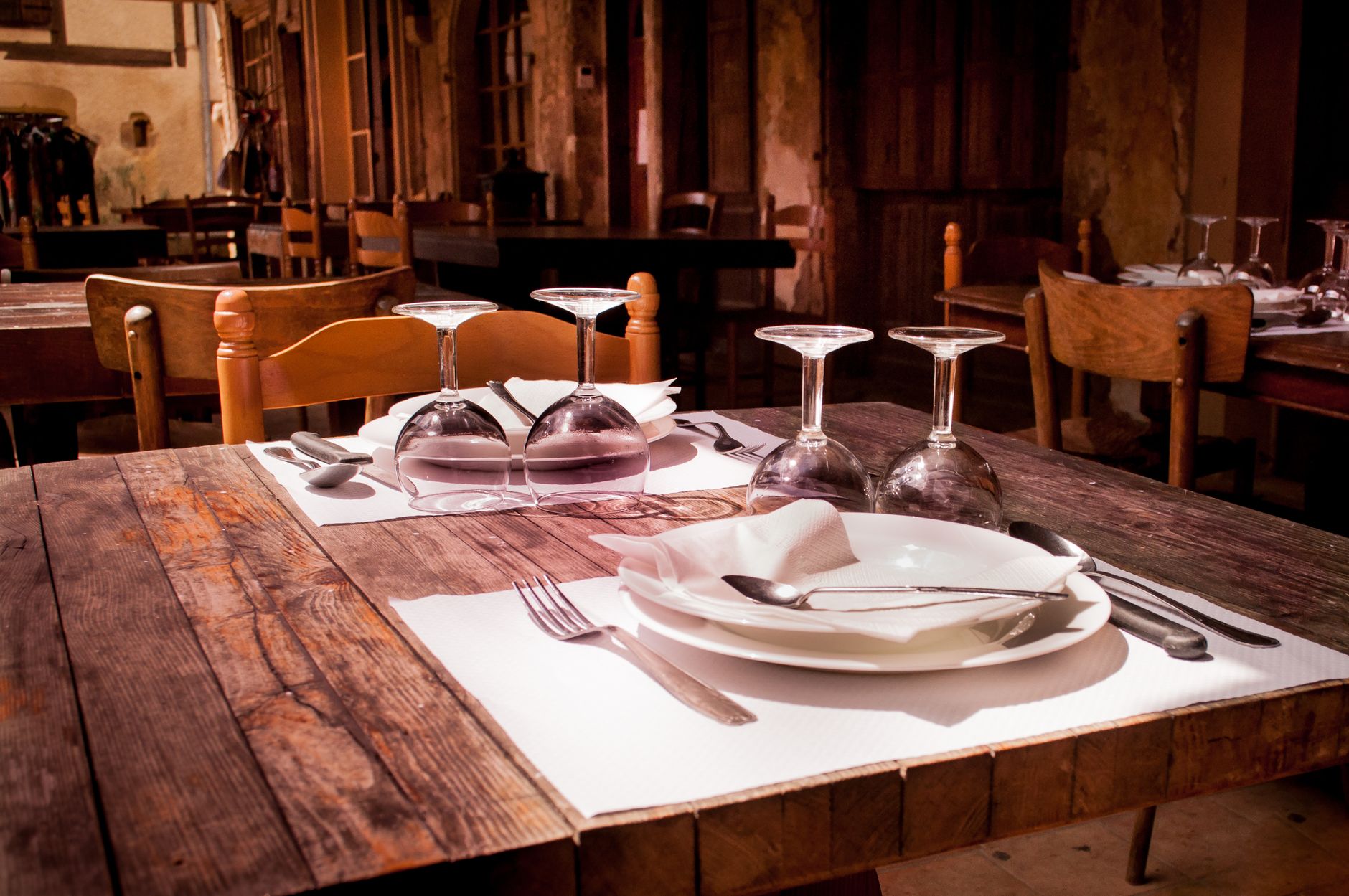 Interior acogedor de restaurante con parrilla vista y decoración rústica