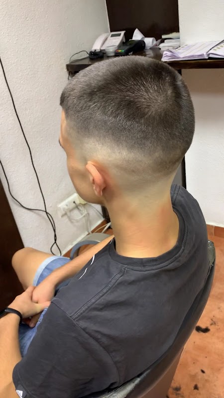 R.Navalon Peluqueros Hombre - foto 3