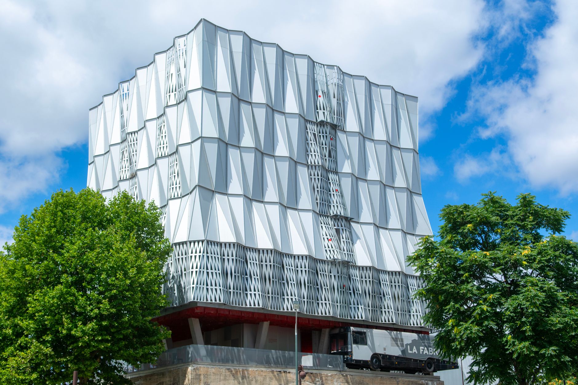 Fachada de edificio cultural municipal con cartelería de espectáculos
