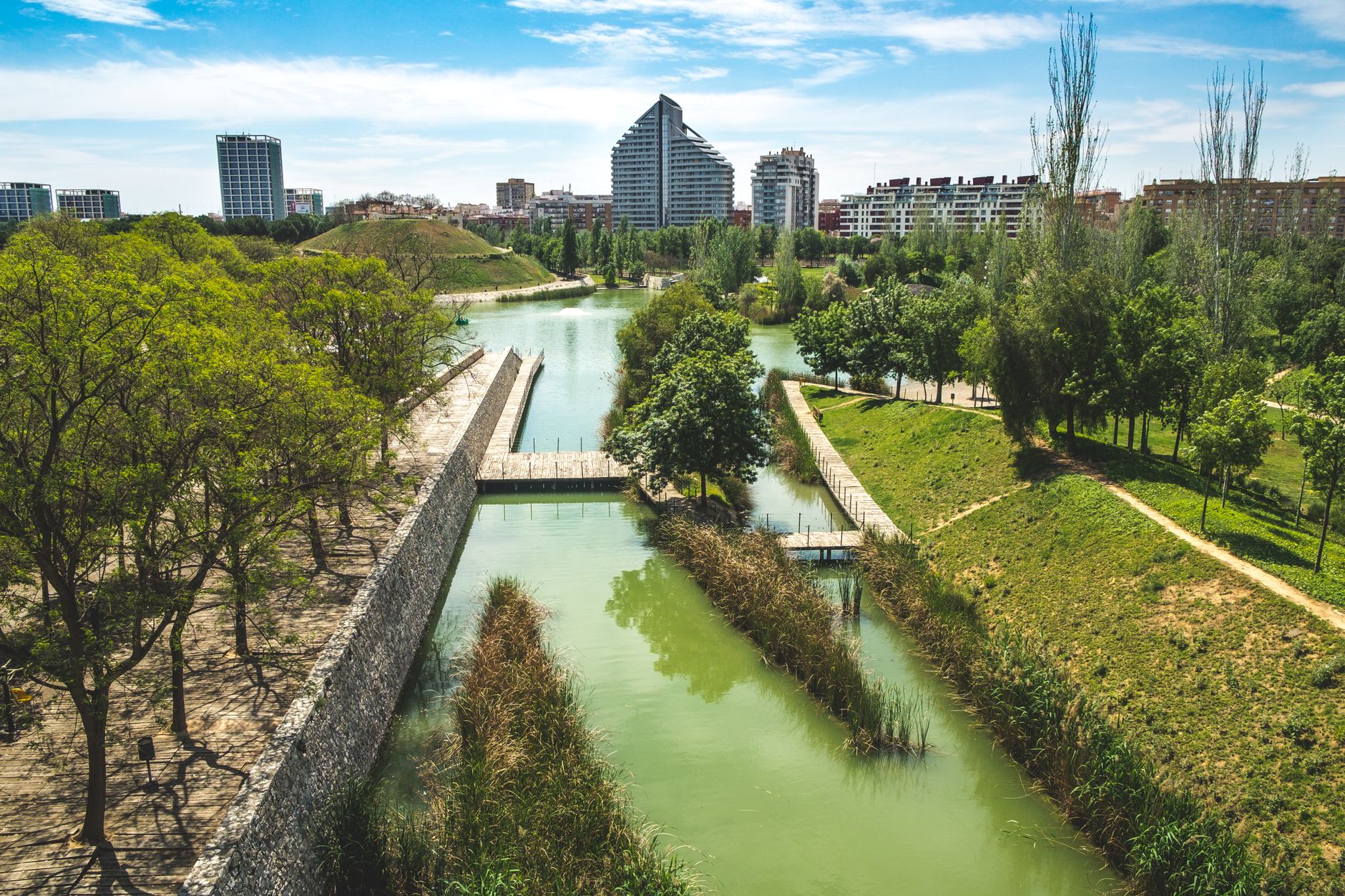 Parque urbano con huertos comunitarios en ciudad española