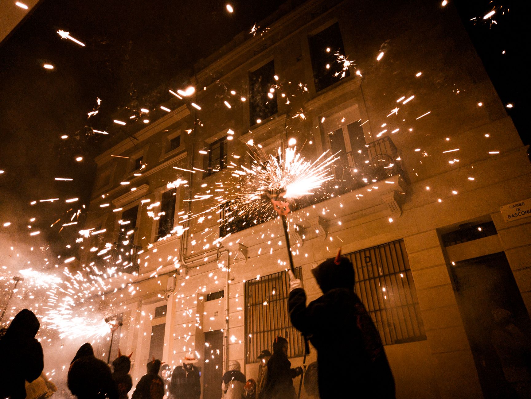 Ambiente nocturno de fiestas populares con fuegos artificiales