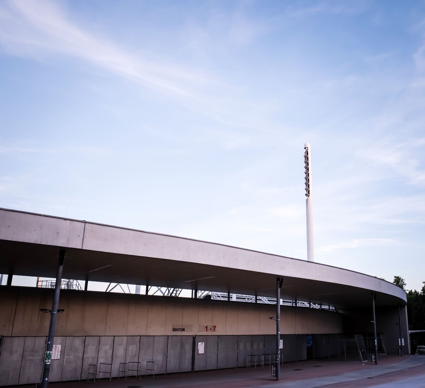 Complejo deportivo municipal con piscinas y pistas en San Vicente del Raspeig