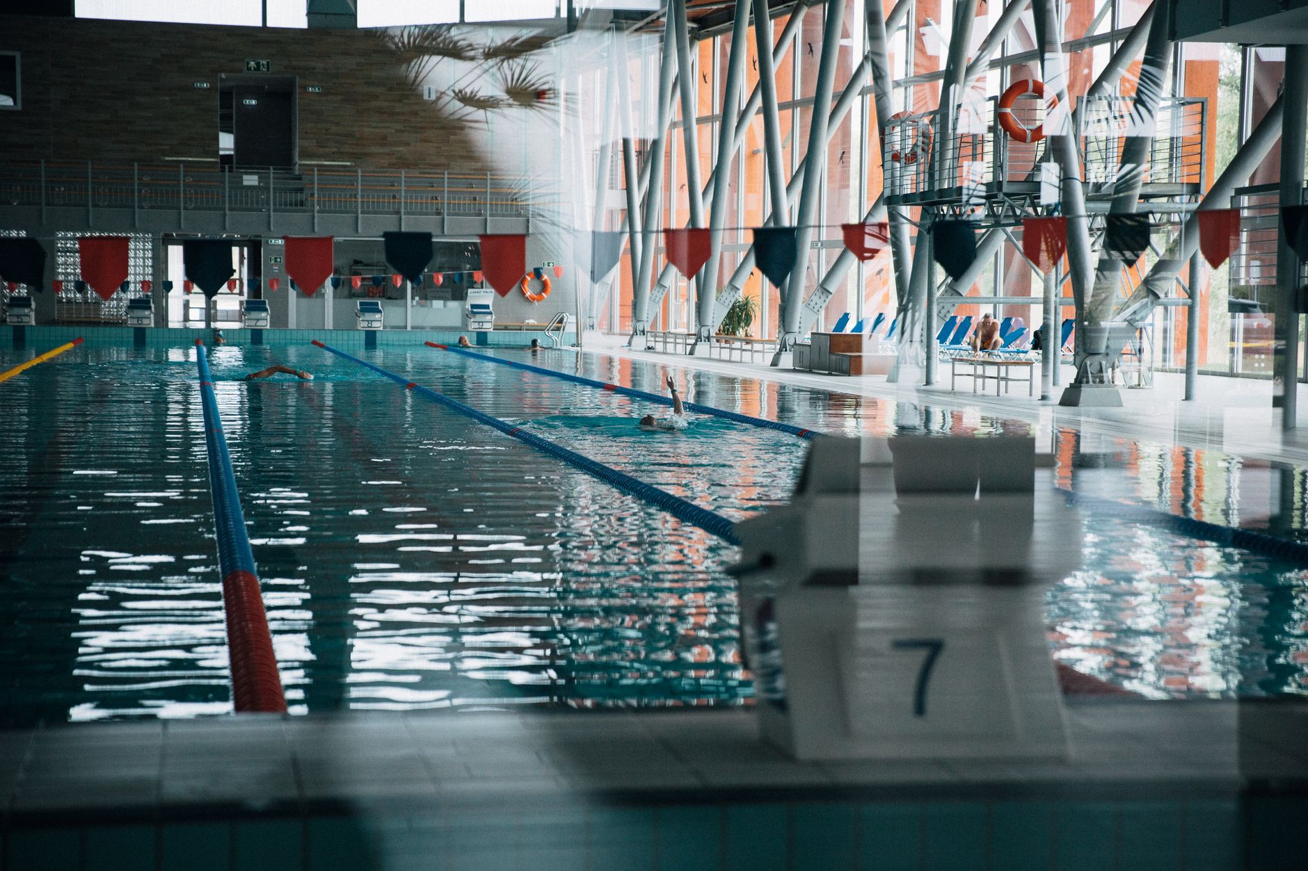 Centro acuático municipal moderno con piscina interior cubierta
