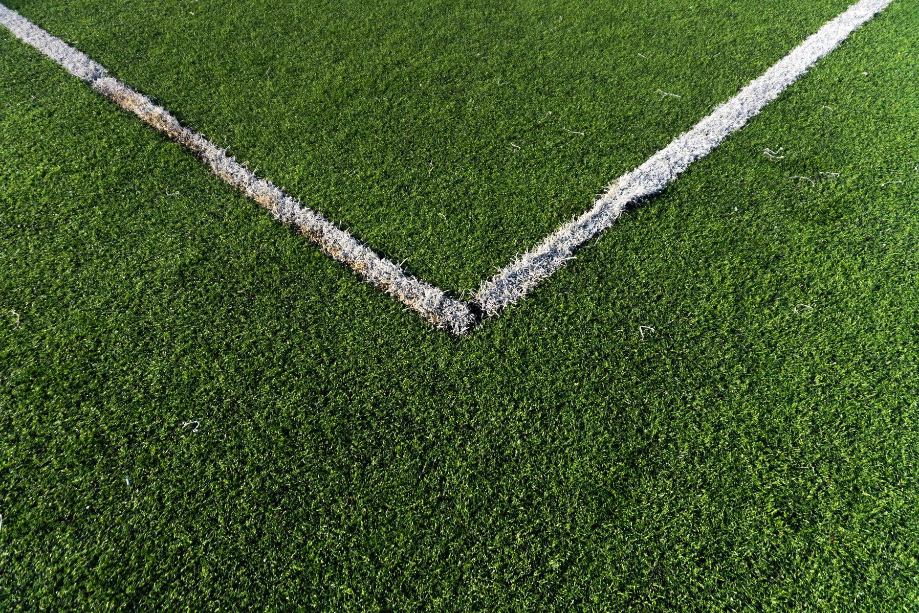 Renovación de césped artificial en un campo de fútbol municipal