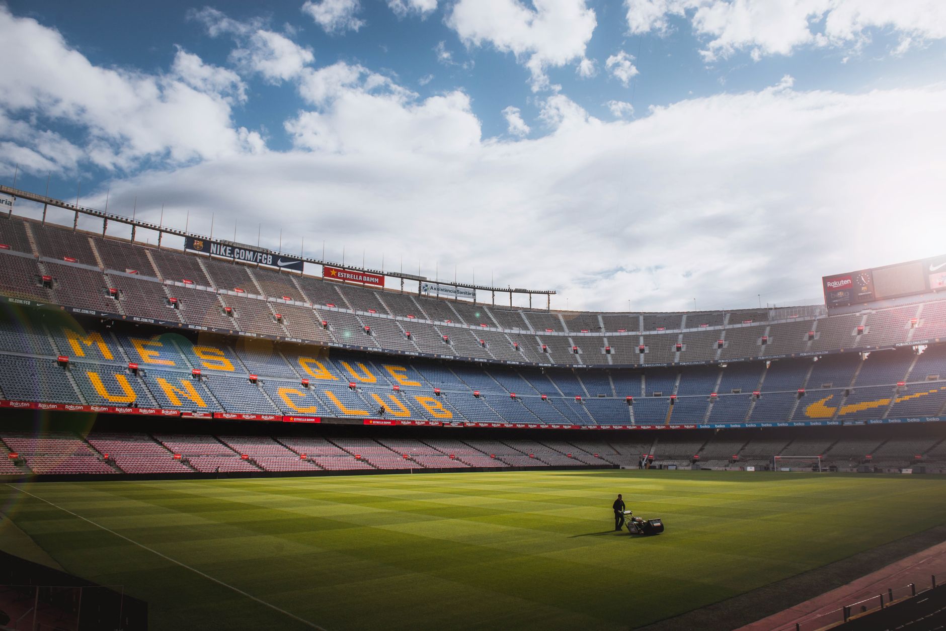 Estadio municipal con gradas y campo de fútbol
