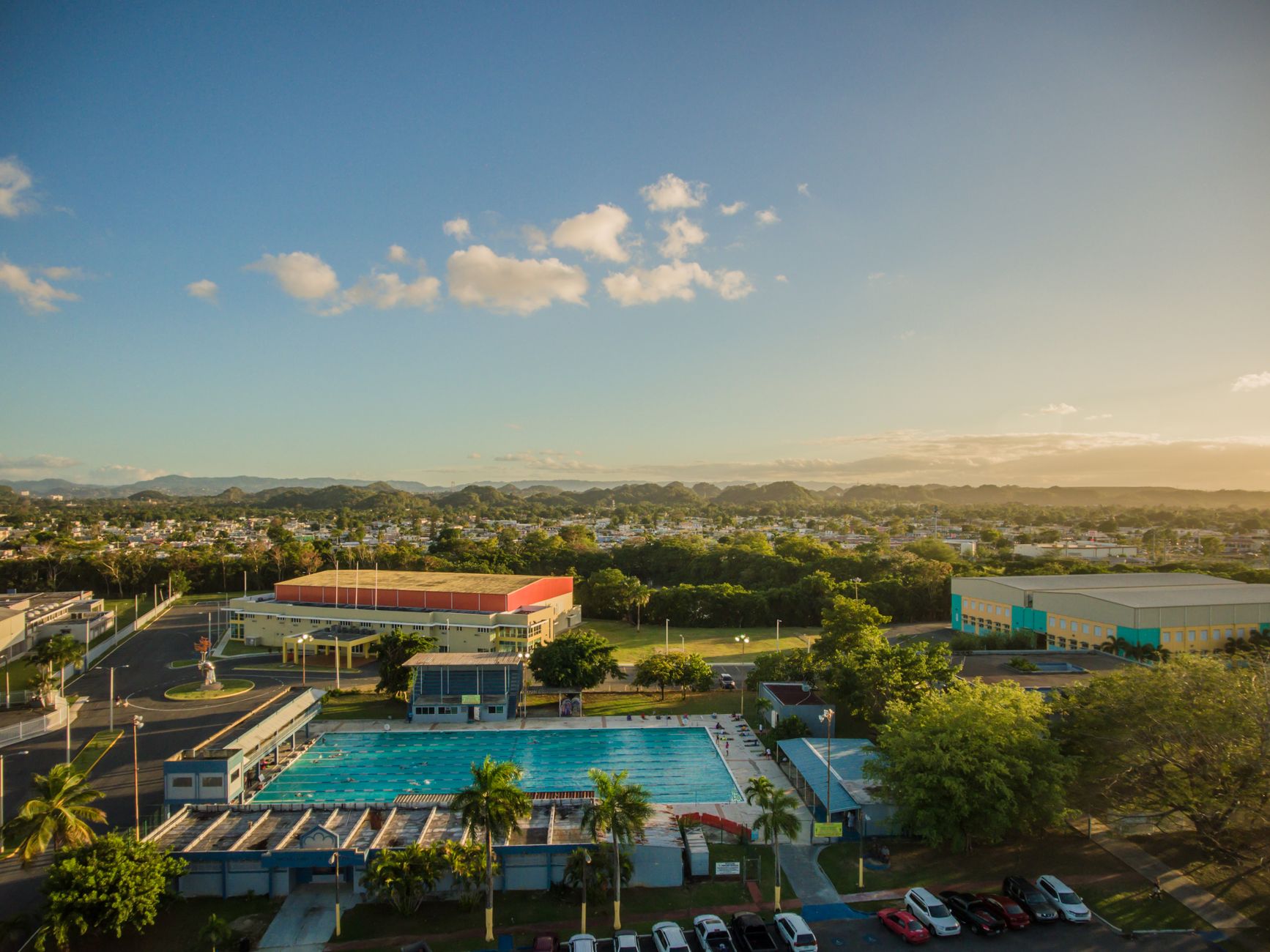 Complejo deportivo municipal con instalaciones de piscina y zonas deportivas