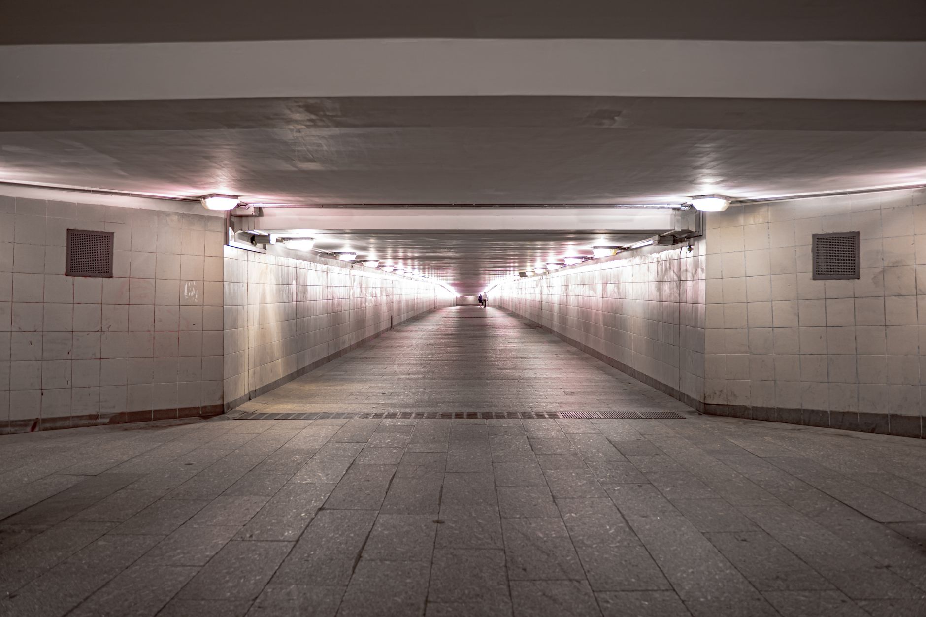 Paso soterrado peatonal en construcción bajo vías de tren en ciudad