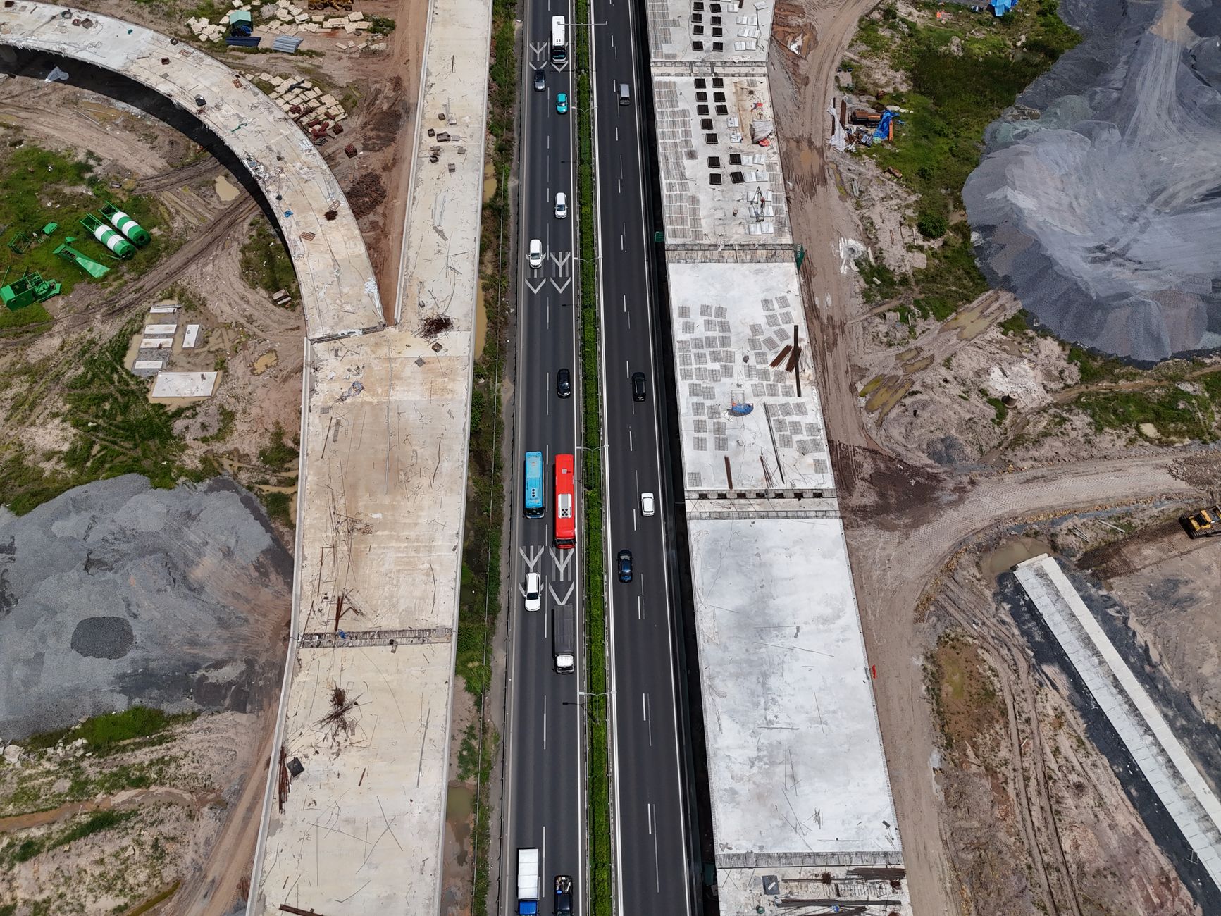 Obras de infraestructura urbana en municipio español, vista aérea