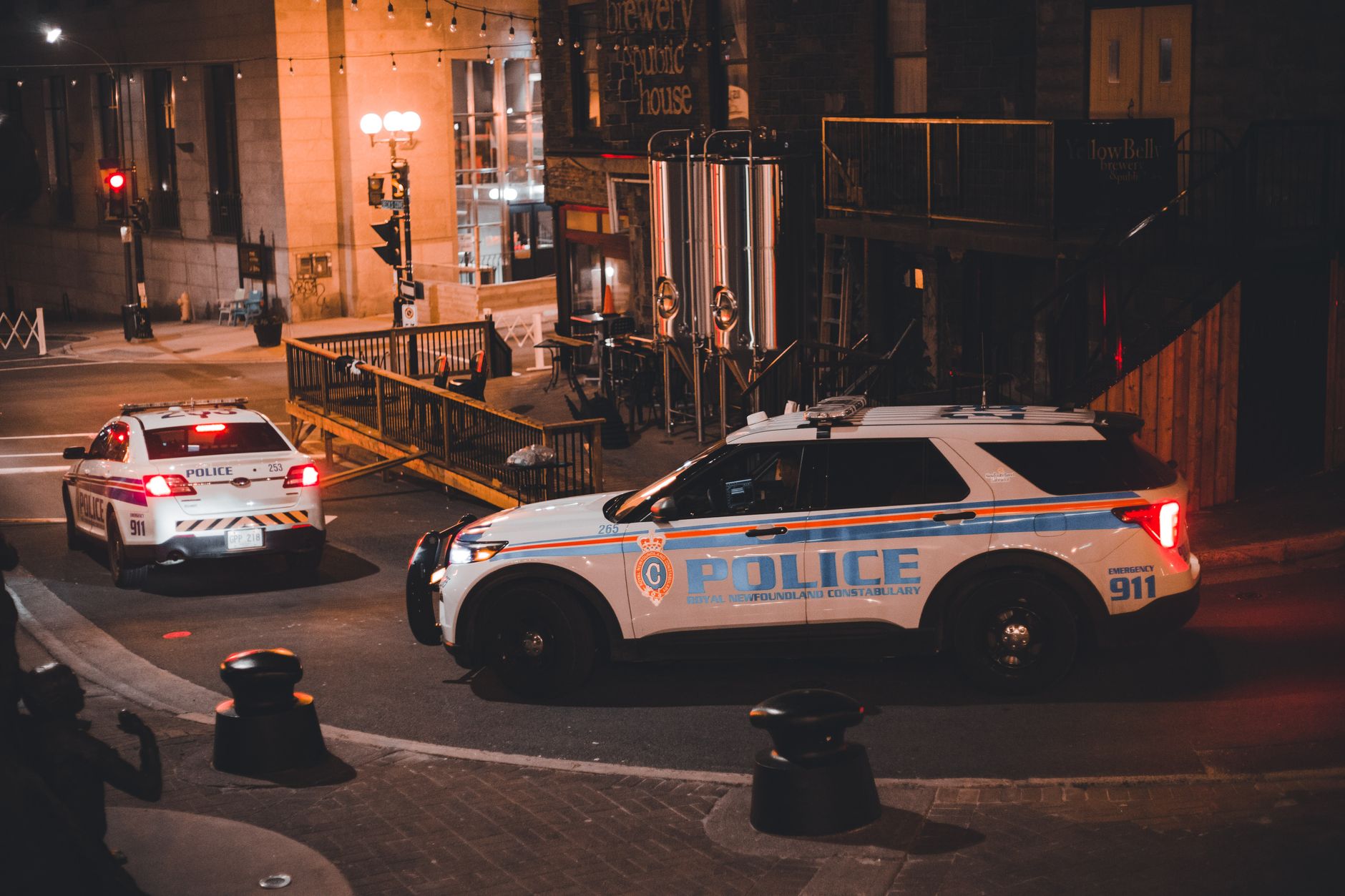 Coche patrulla de Policía Local en patrullaje urbano