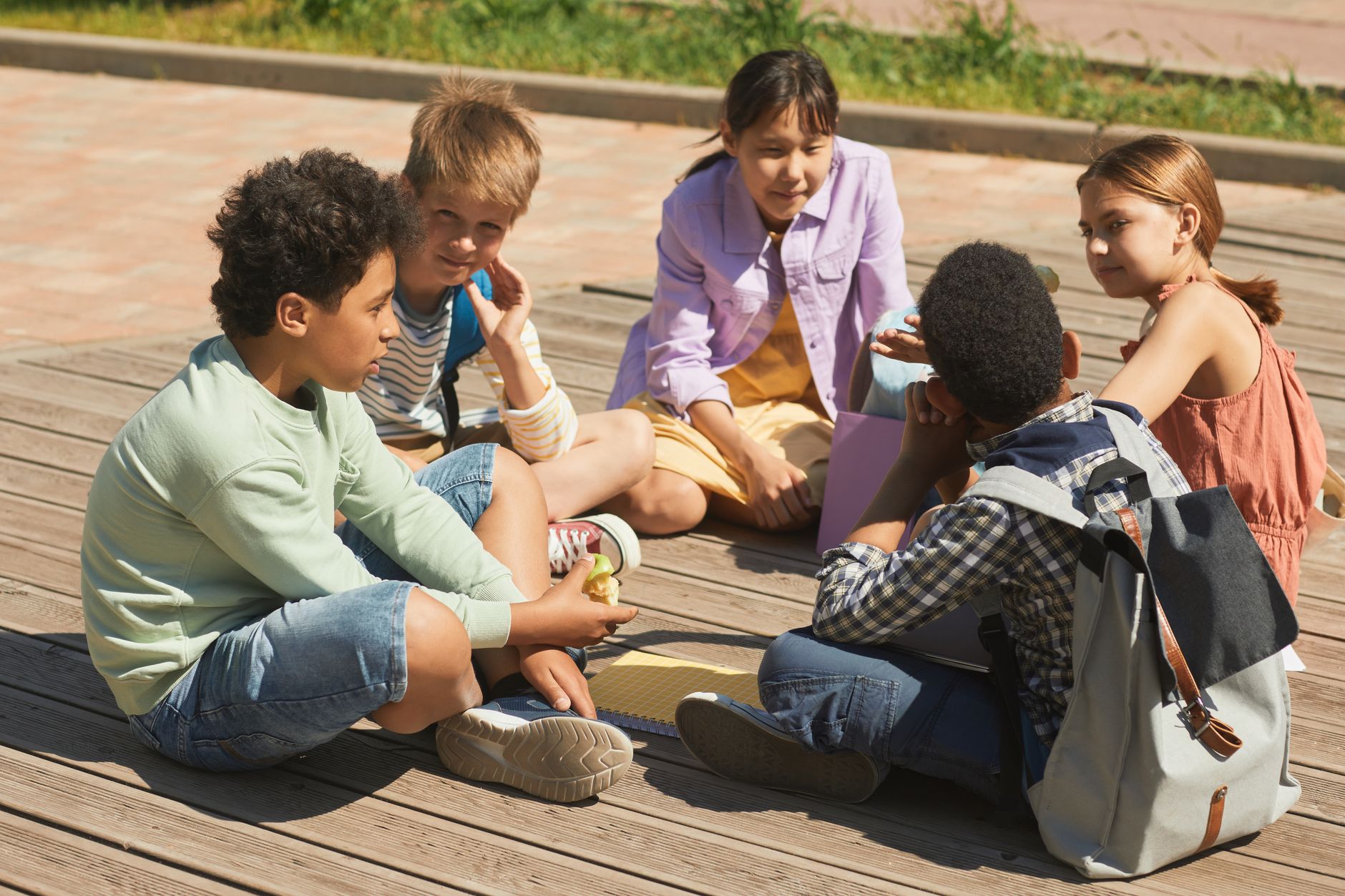 Grupo de niños jugando juntos en un parque, imagen ilustrativa de actividades escolares en San Vicente del Raspeig