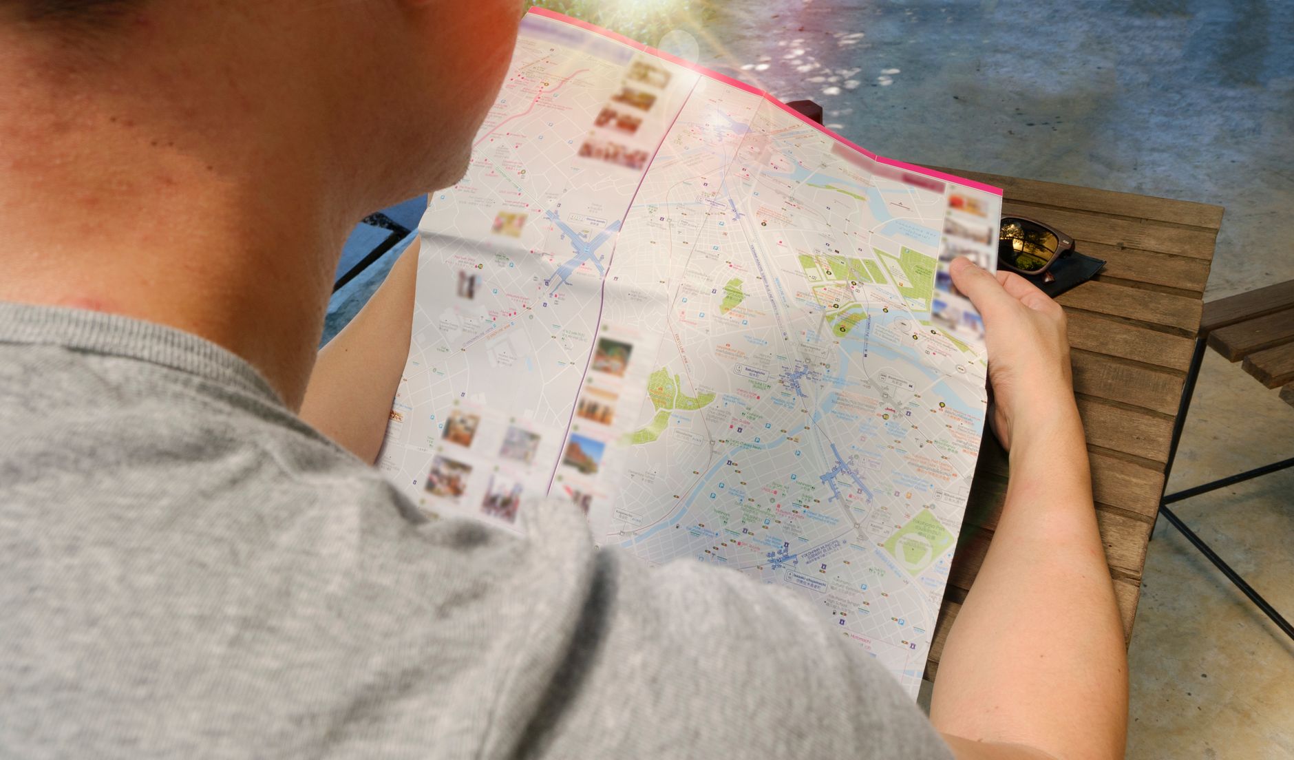 Oficina de turismo con mapa y folletos informativos sobre rutas y patrimonio local