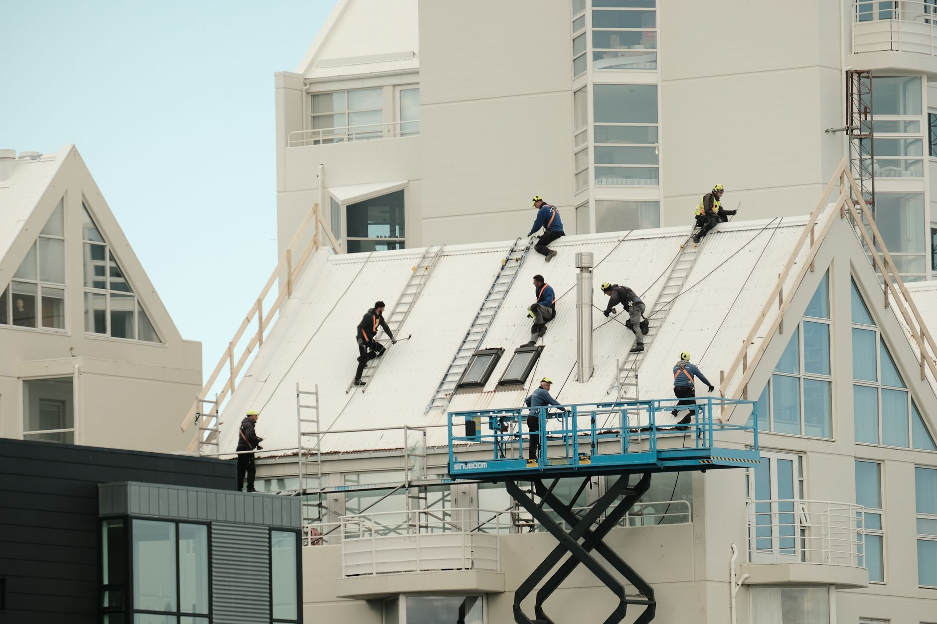 Trabajadores reparando una cubierta de tejado en un edificio
