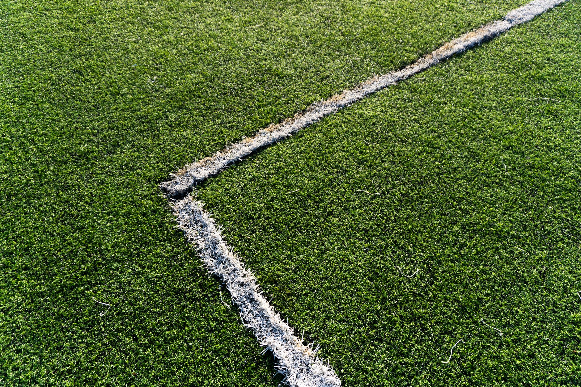 Estadio de fútbol con césped artificial listo para renovar en municipio español