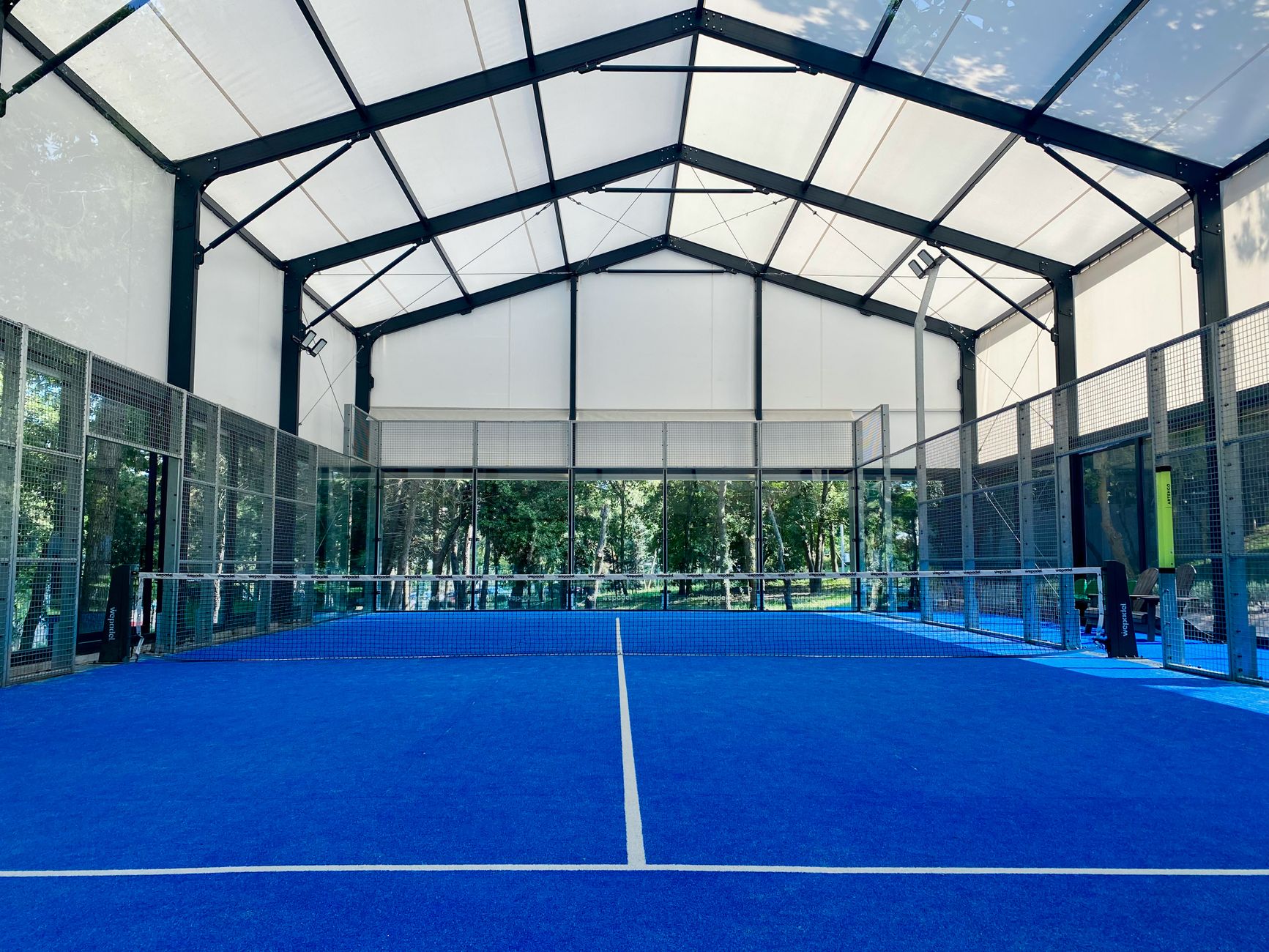 Pista de pádel cubierta en instalación deportiva municipal