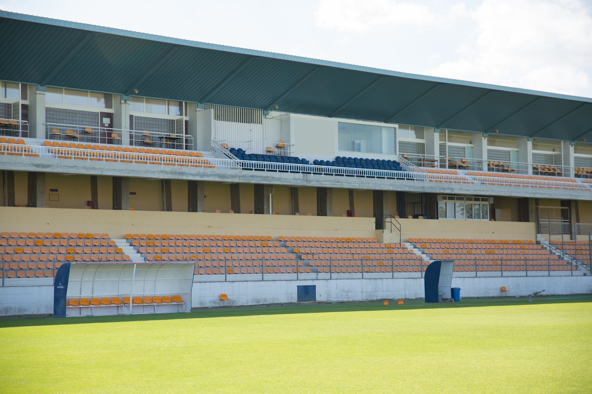 Obras de reforma en instalación deportiva municipal con maquinaria de construcción