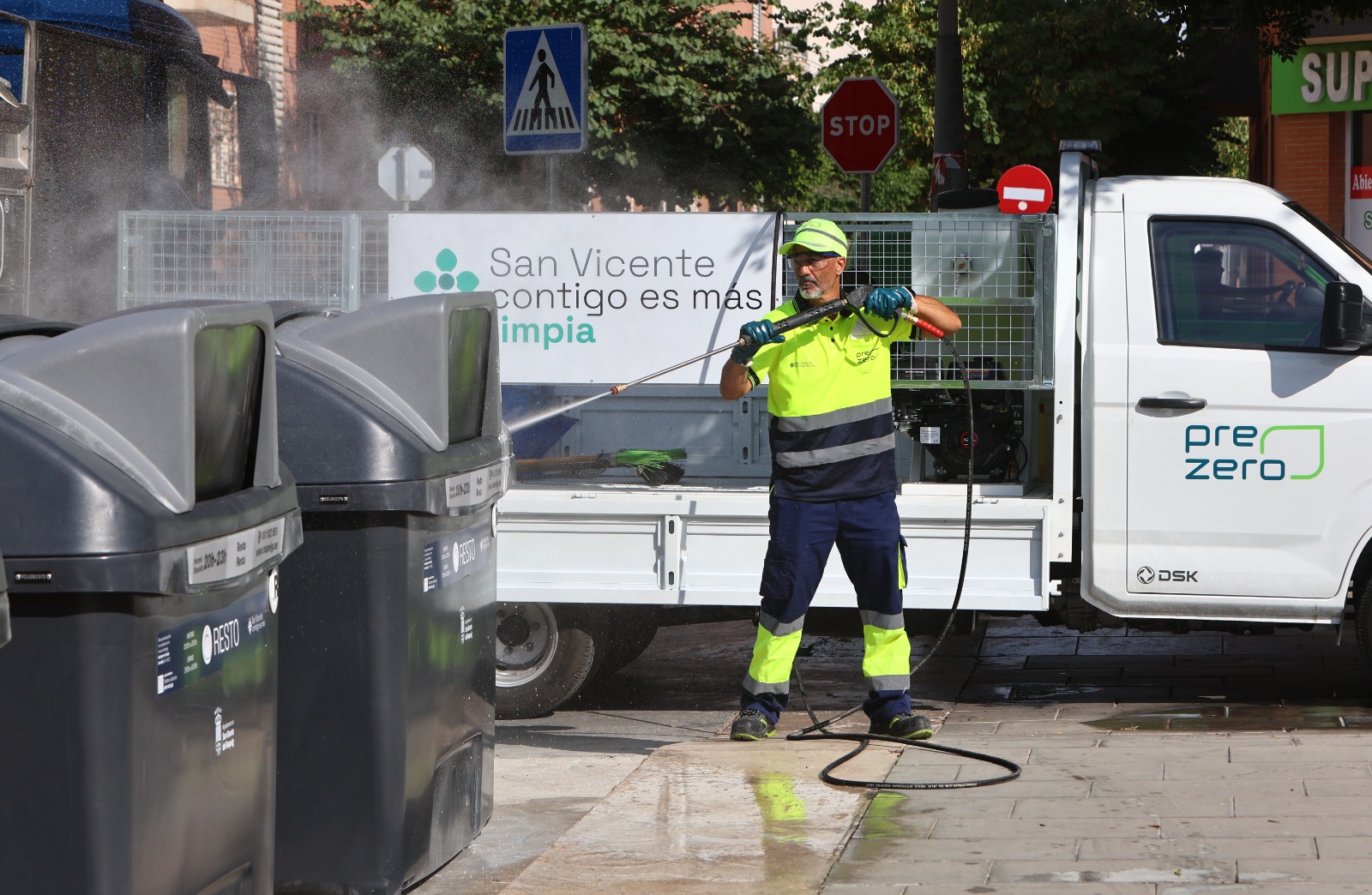 San Vicente despliega su mayor operativo de limpieza para Hogueras y Barracas