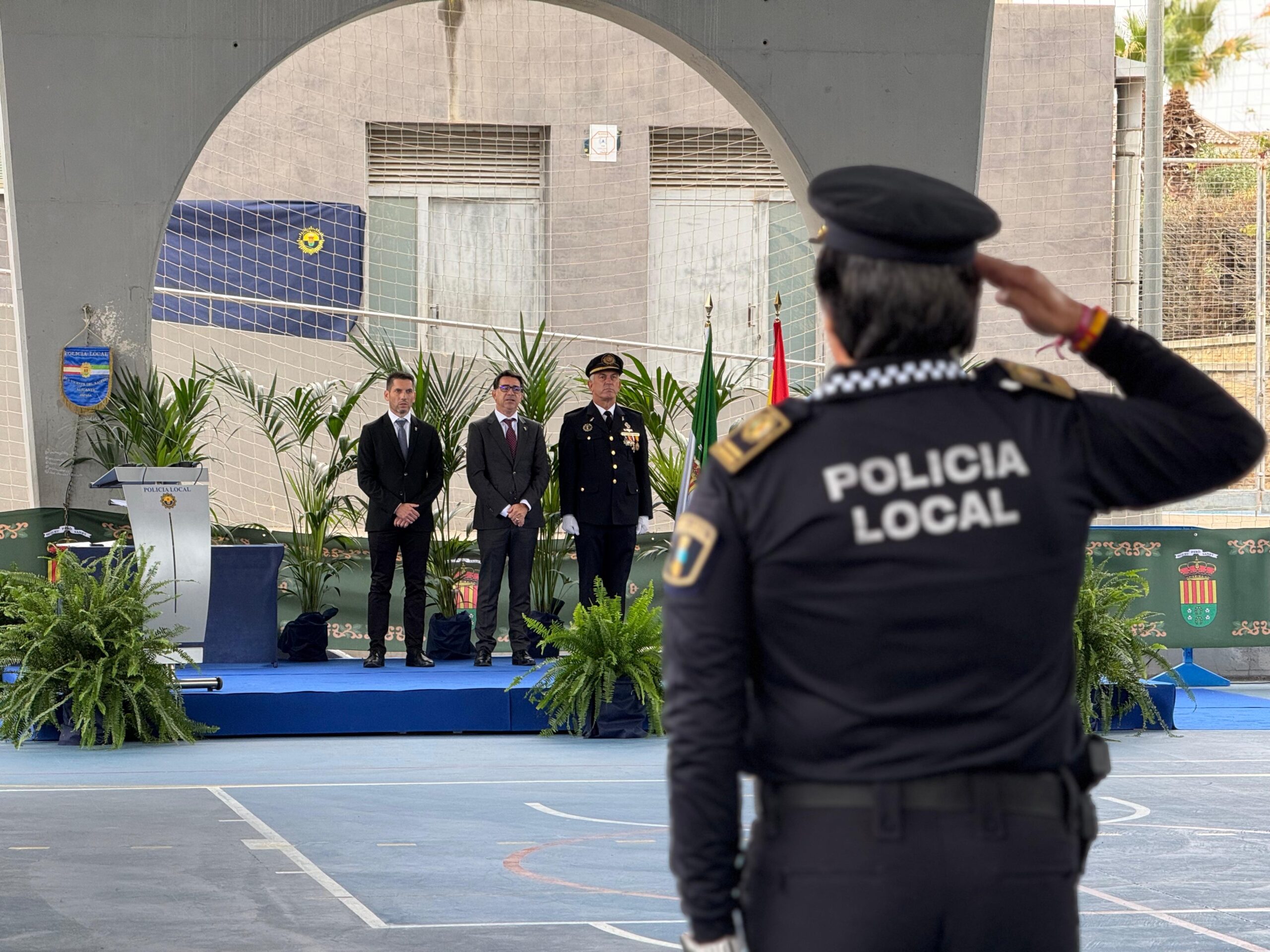 San Vicente homenajea a su Policía Local por su dedicación y años de servicio