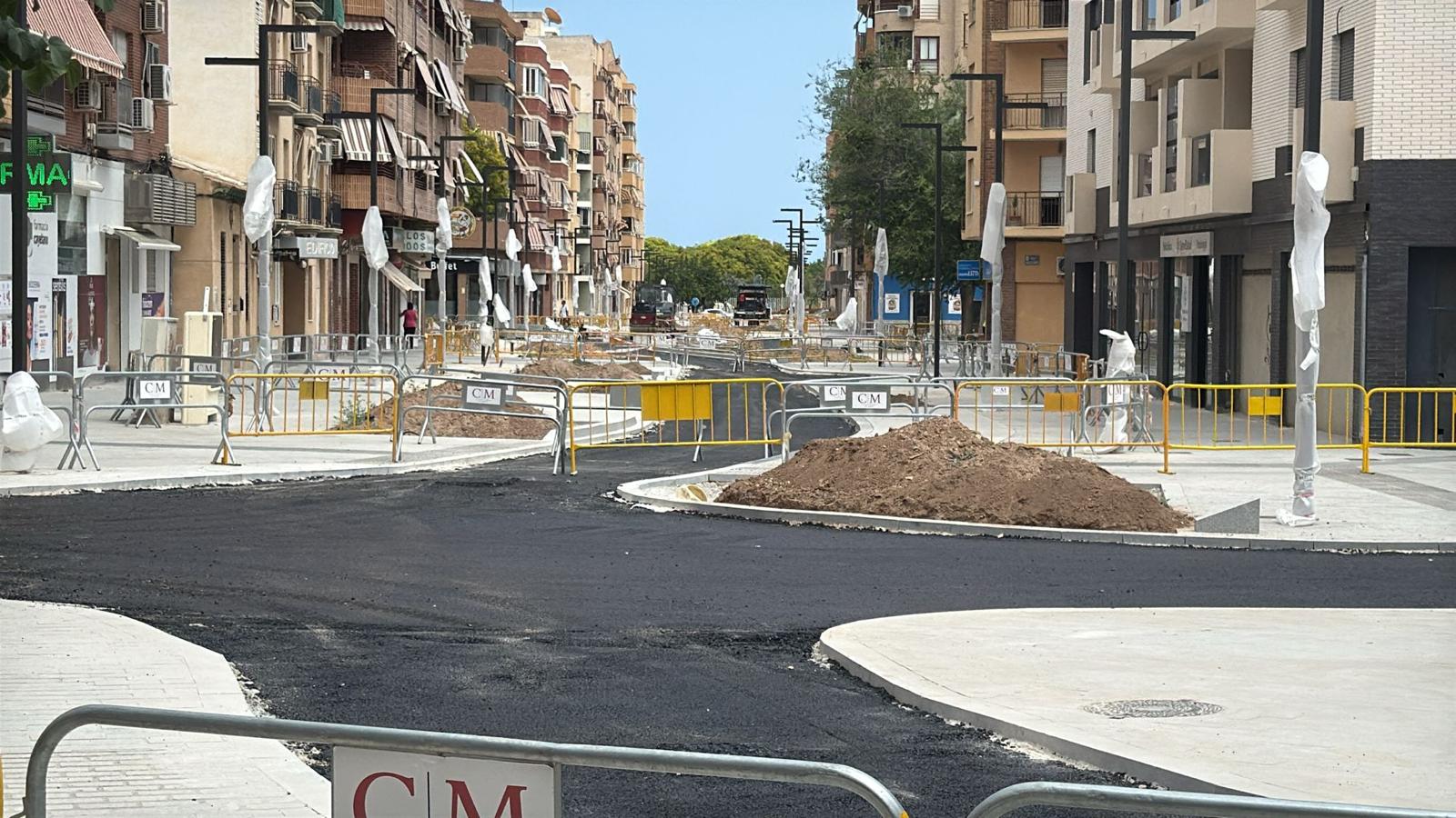 Villafranqueza se convierte en una calle más verde: 50 árboles nuevos para sombra y terrazas