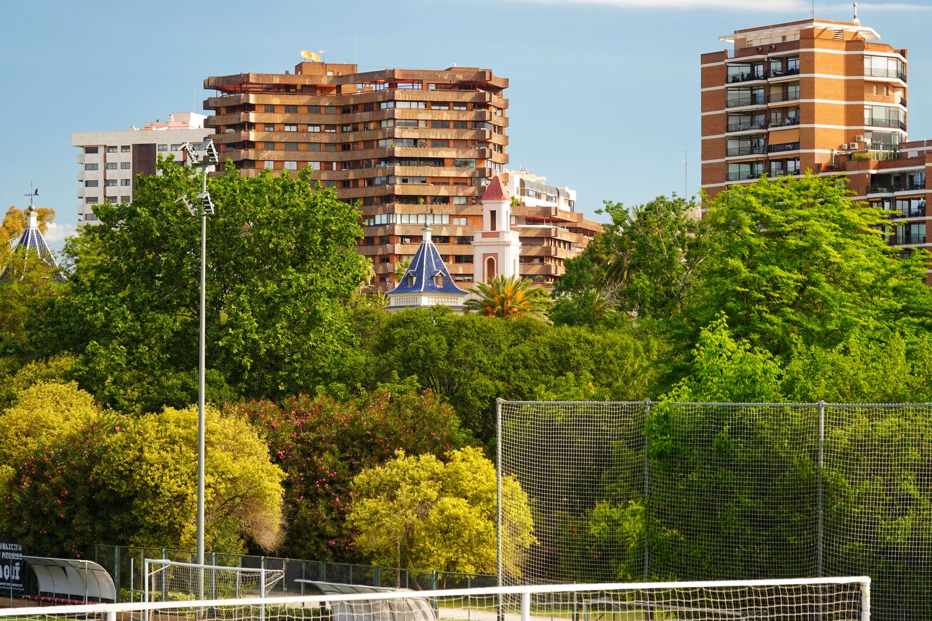 Parque verde con árboles en San Vicente del Raspeig