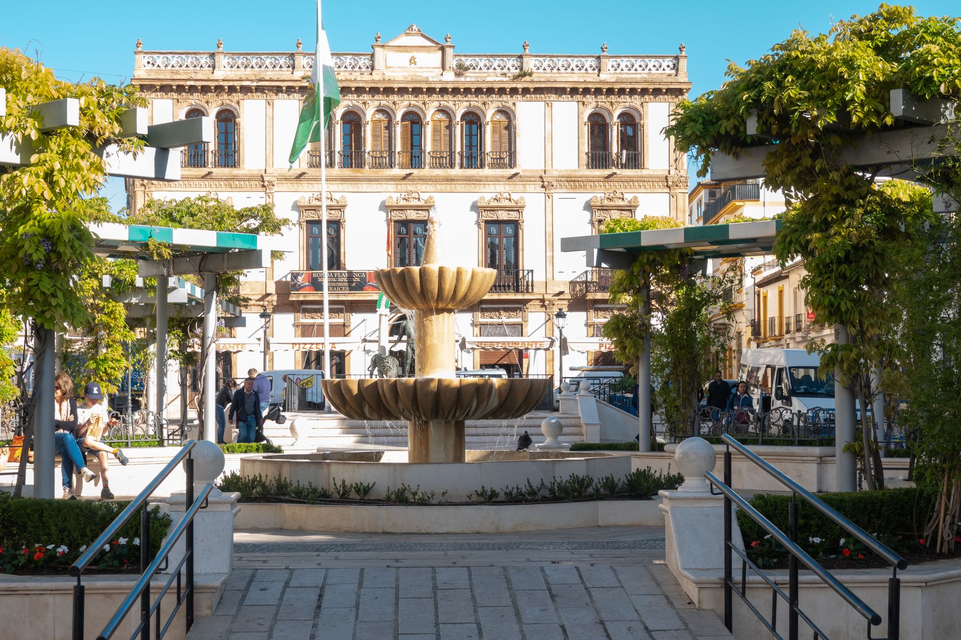 Jardín urbano con fuente y palmeras en San Vicente del Raspeig