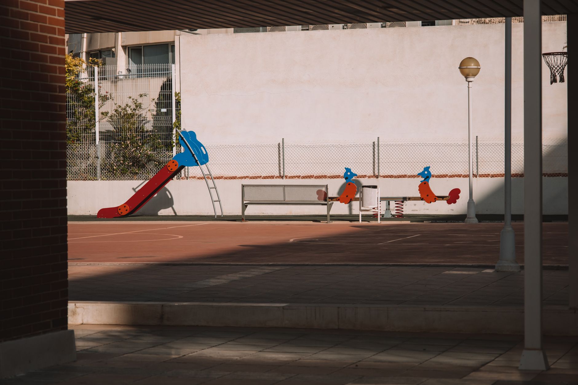 Niños jugando en parque al aire libre con toboganes