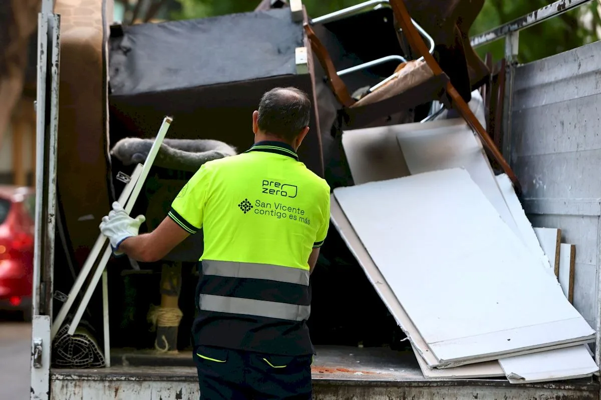 San Vicente lanza 'SantVicentPOP' para frenar el abandono de enseres en la calle: así funciona el servicio gratuito