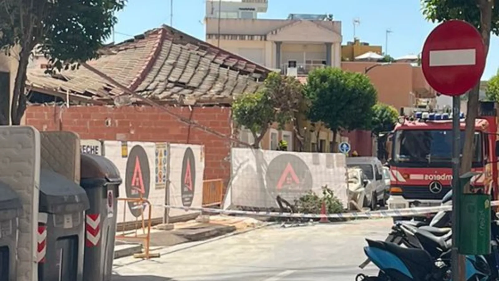 El hundimiento del tejado de una vivienda en la calle Maestro Chapí de San Vicente daña un vehículo
