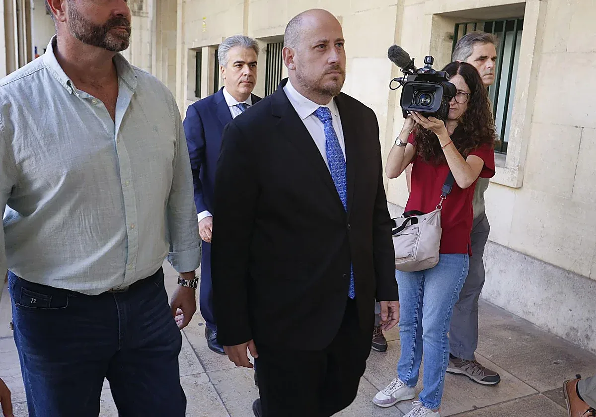 Fiscalía y acusación mantienen las penas de cárcel para los cuatro jóvenes acusados de agredir a un diputado de Vox en la UA