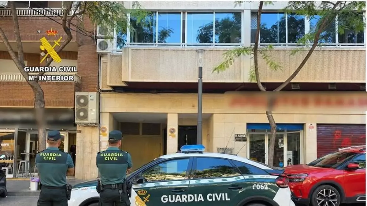 Un agente de la Guardia Civil ayuda a salvar la vida de un hombre de 77 años en San Vicente