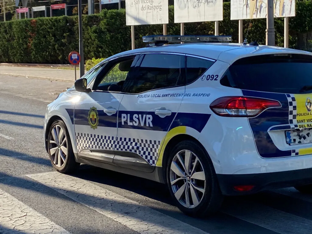 Detenido en San Vicente del Raspeig por destrozar cinco coches y un escaparate